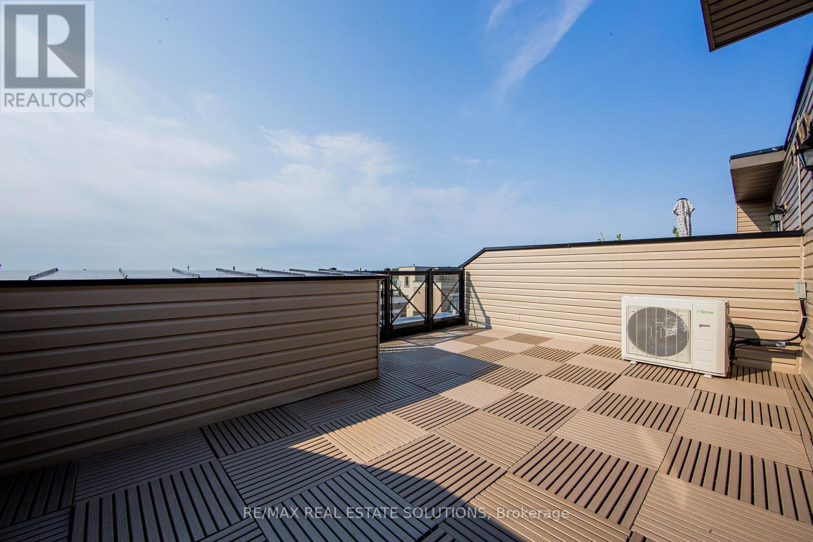 512 - 30 Dunsheath Way, Markham, ON - Outdoor With Exterior