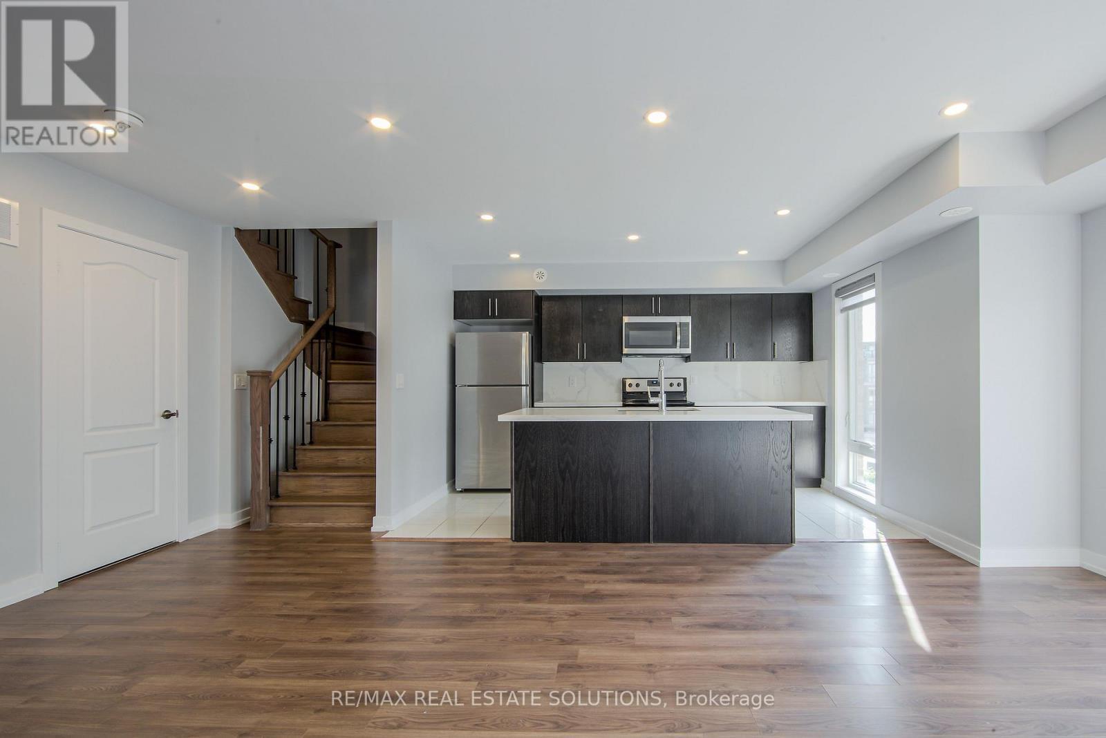 512 - 30 Dunsheath Way, Markham, ON - Indoor Photo Showing Kitchen