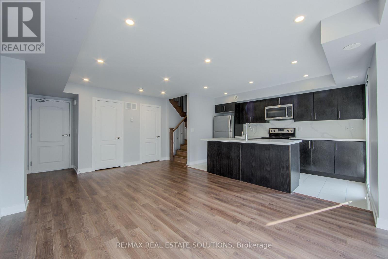 512 - 30 Dunsheath Way, Markham, ON - Indoor Photo Showing Kitchen