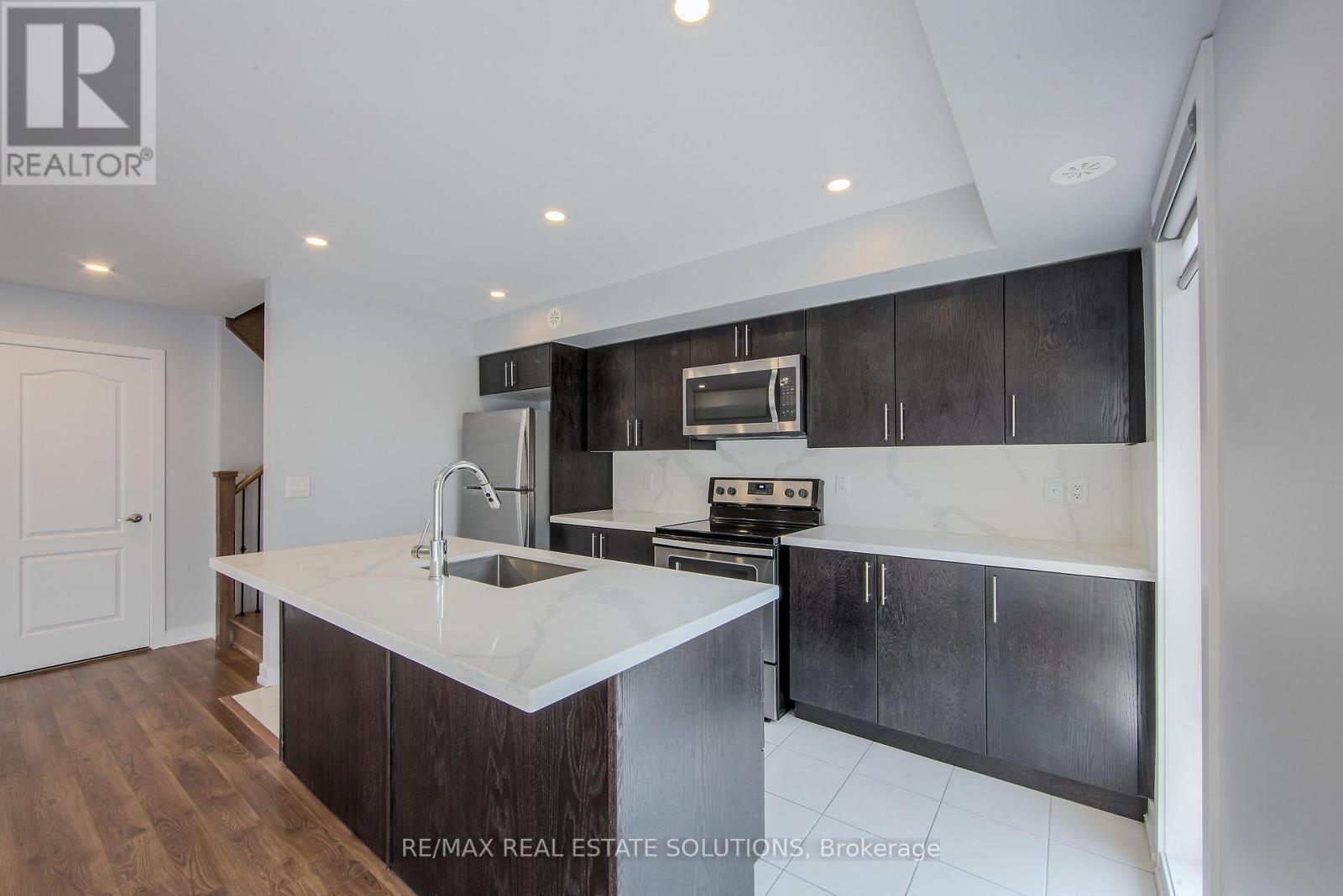 512 - 30 Dunsheath Way, Markham, ON - Indoor Photo Showing Kitchen With Stainless Steel Kitchen With Upgraded Kitchen
