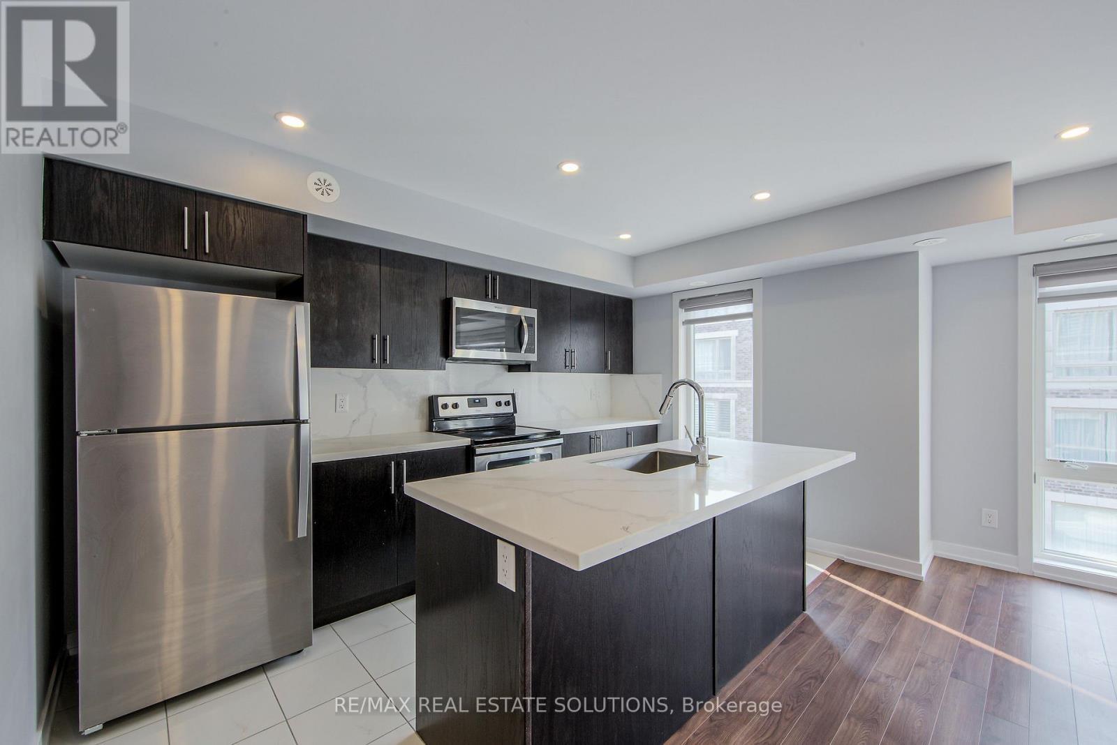512 - 30 Dunsheath Way, Markham, ON - Indoor Photo Showing Kitchen With Stainless Steel Kitchen With Upgraded Kitchen