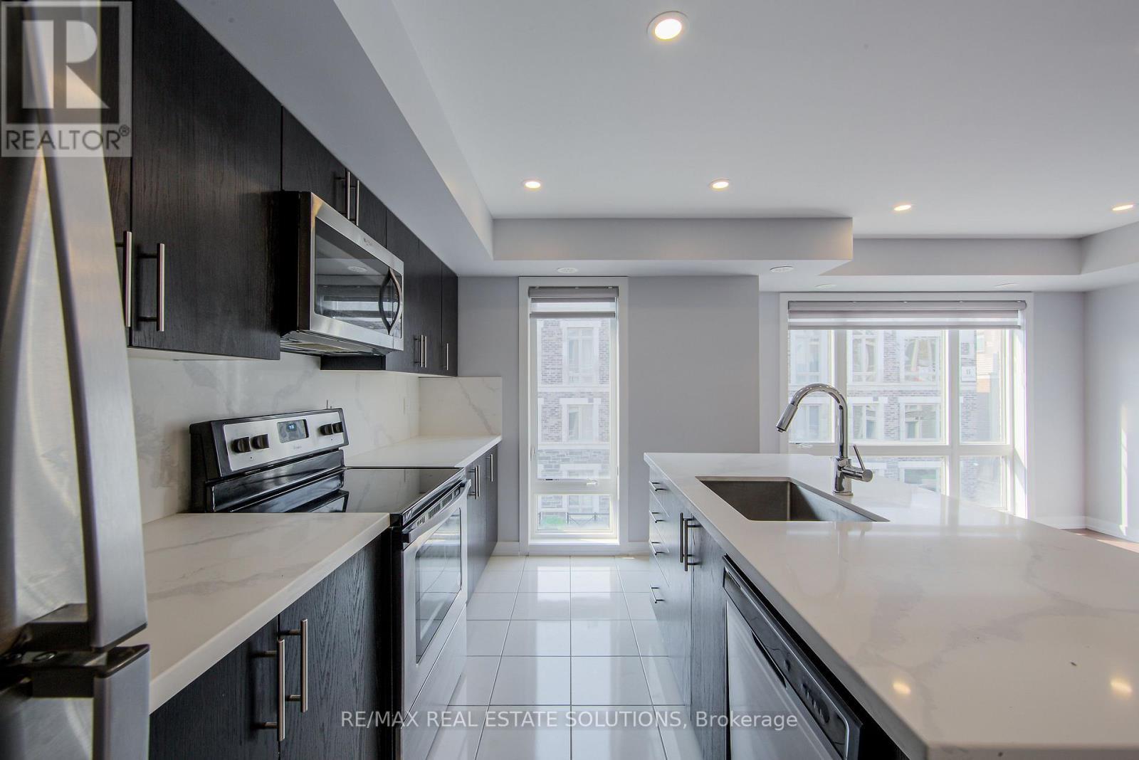 512 - 30 Dunsheath Way, Markham, ON - Indoor Photo Showing Kitchen With Upgraded Kitchen