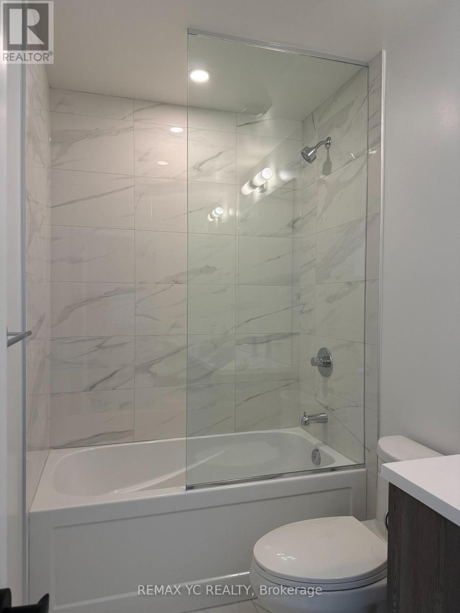 4311 - 8 Interchange Way, Vaughan, ON - Indoor Photo Showing Bathroom