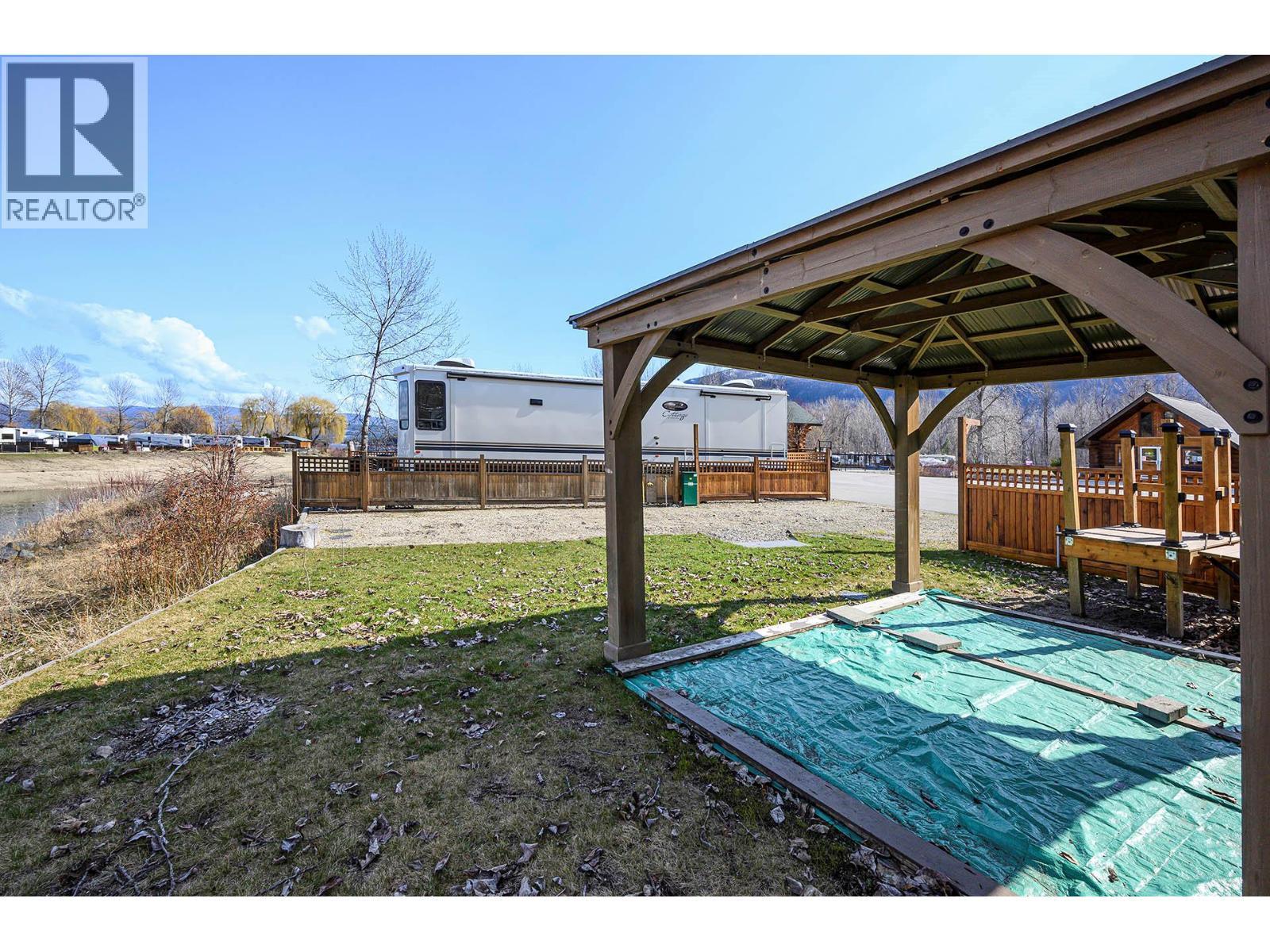 2 Clubhouse Lane, Lee Creek, BC