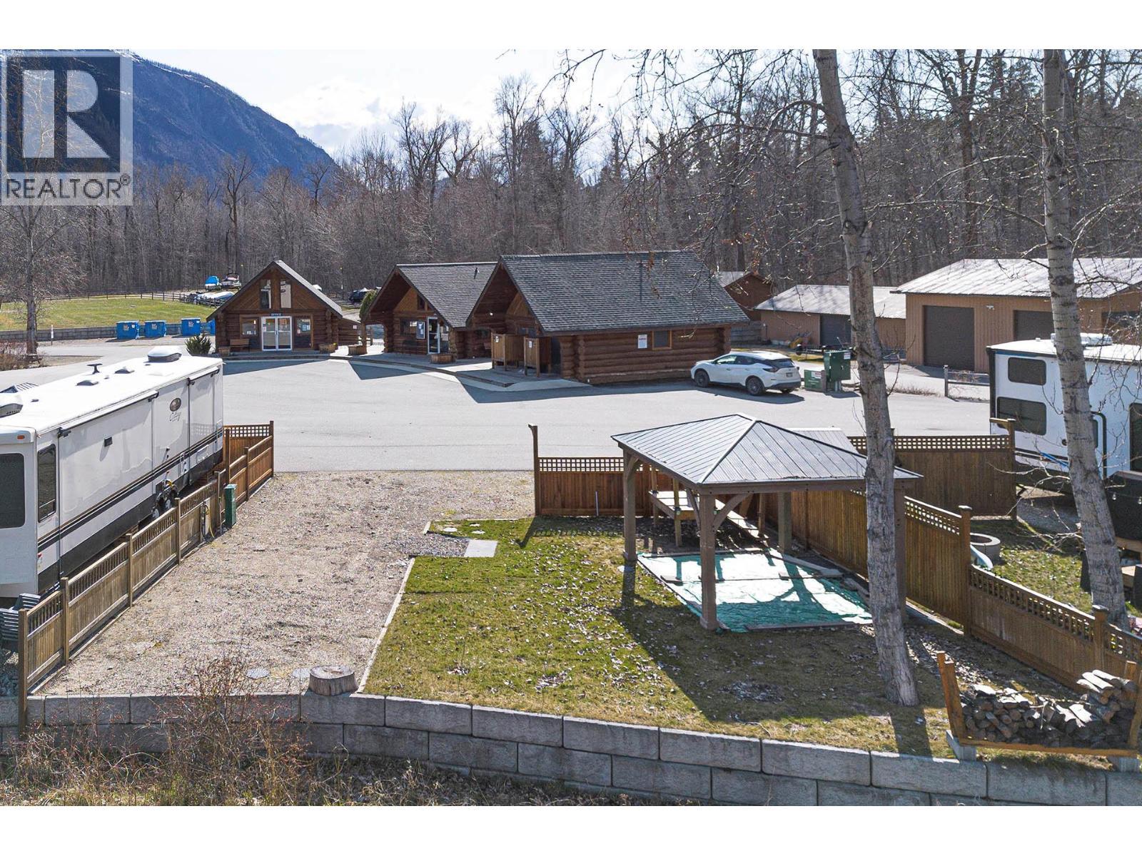 2 Clubhouse Lane, Lee Creek, BC