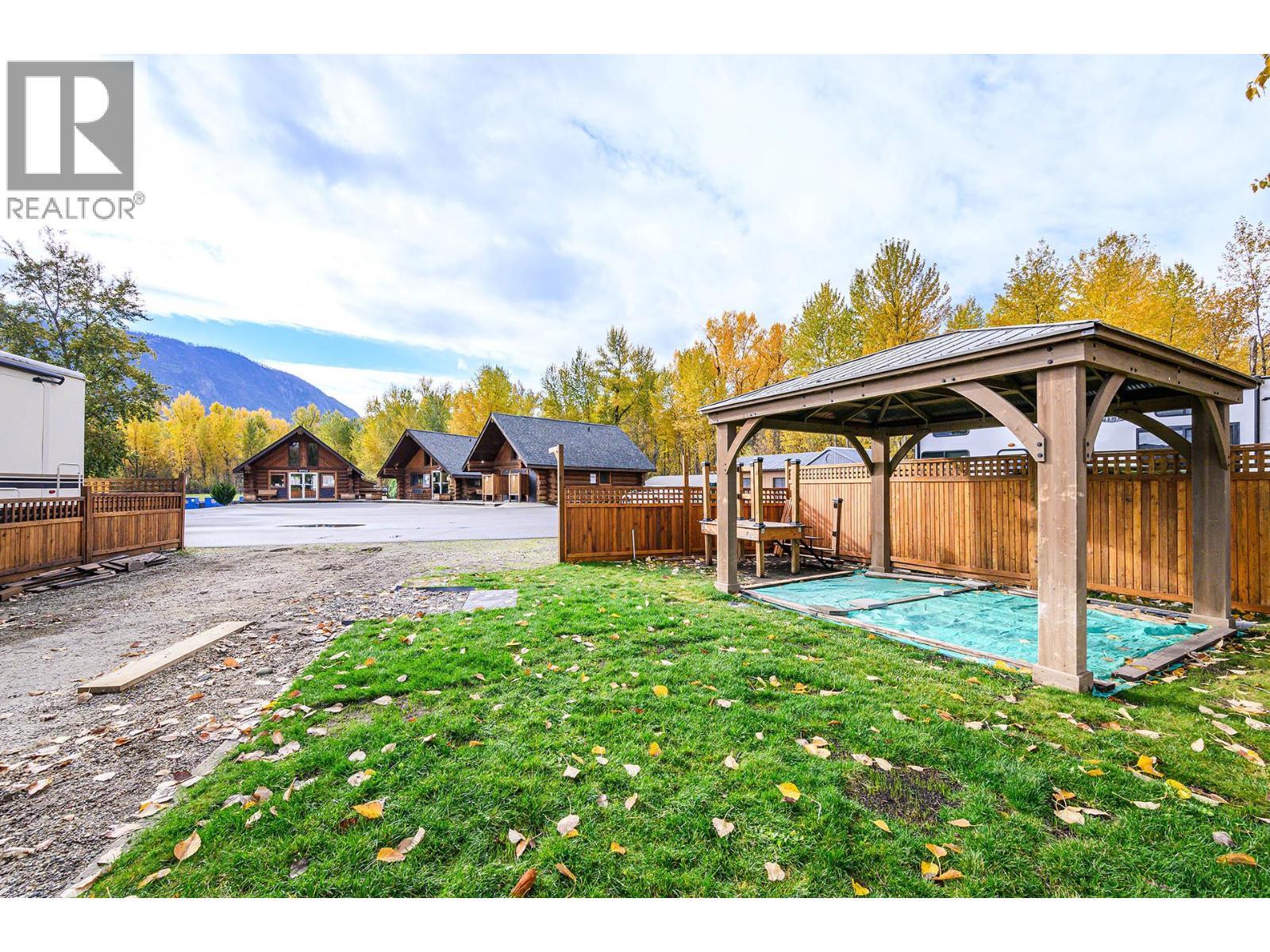 2 Clubhouse Lane, Lee Creek, BC