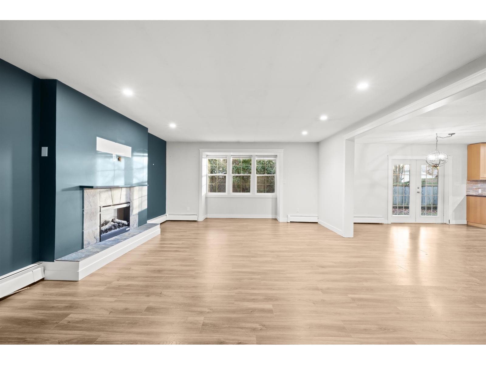 12686 20 Avenue, Surrey, BC - Indoor Photo Showing Living Room With Fireplace