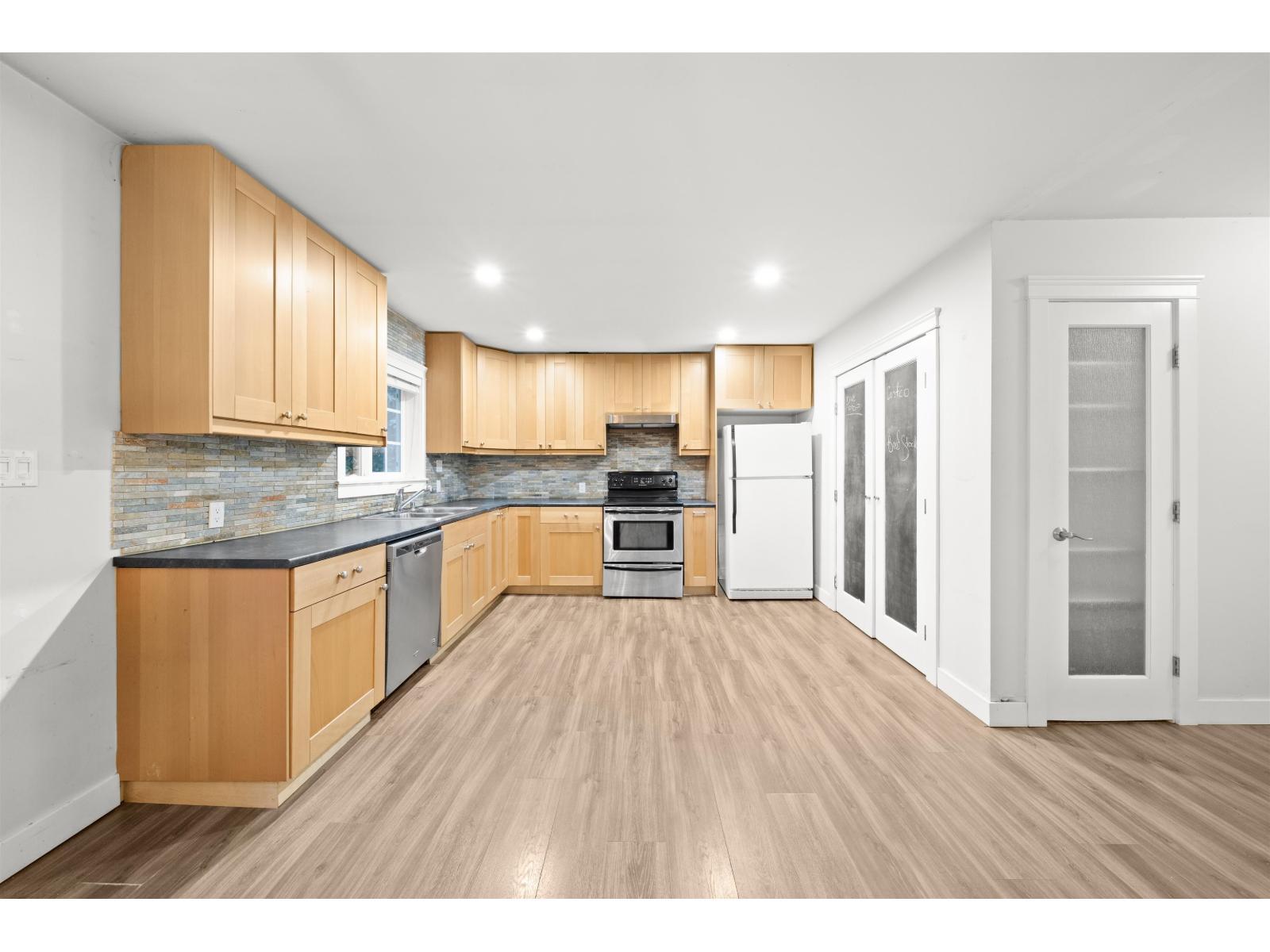 12686 20 Avenue, Surrey, BC - Indoor Photo Showing Kitchen