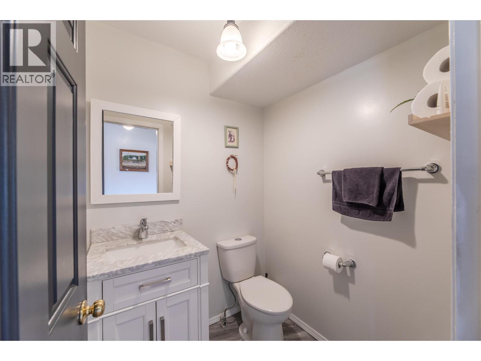 445 Road 5, Oliver, BC - Indoor Photo Showing Bathroom