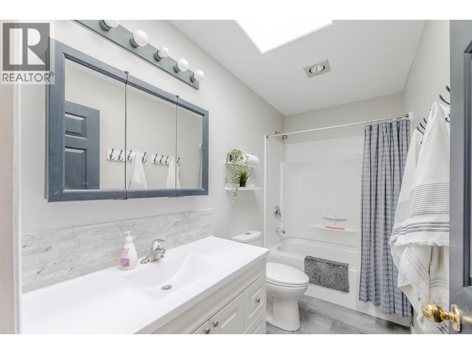 445 Road 5, Oliver, BC - Indoor Photo Showing Bathroom