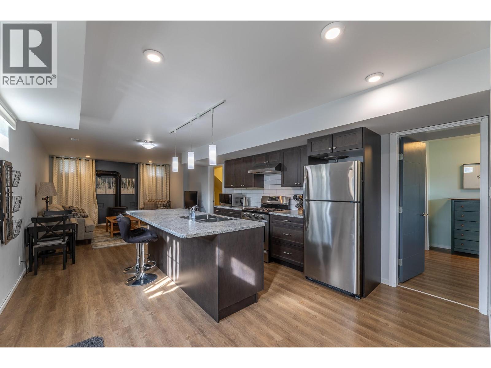 445 Road 5, Oliver, BC - Indoor Photo Showing Kitchen