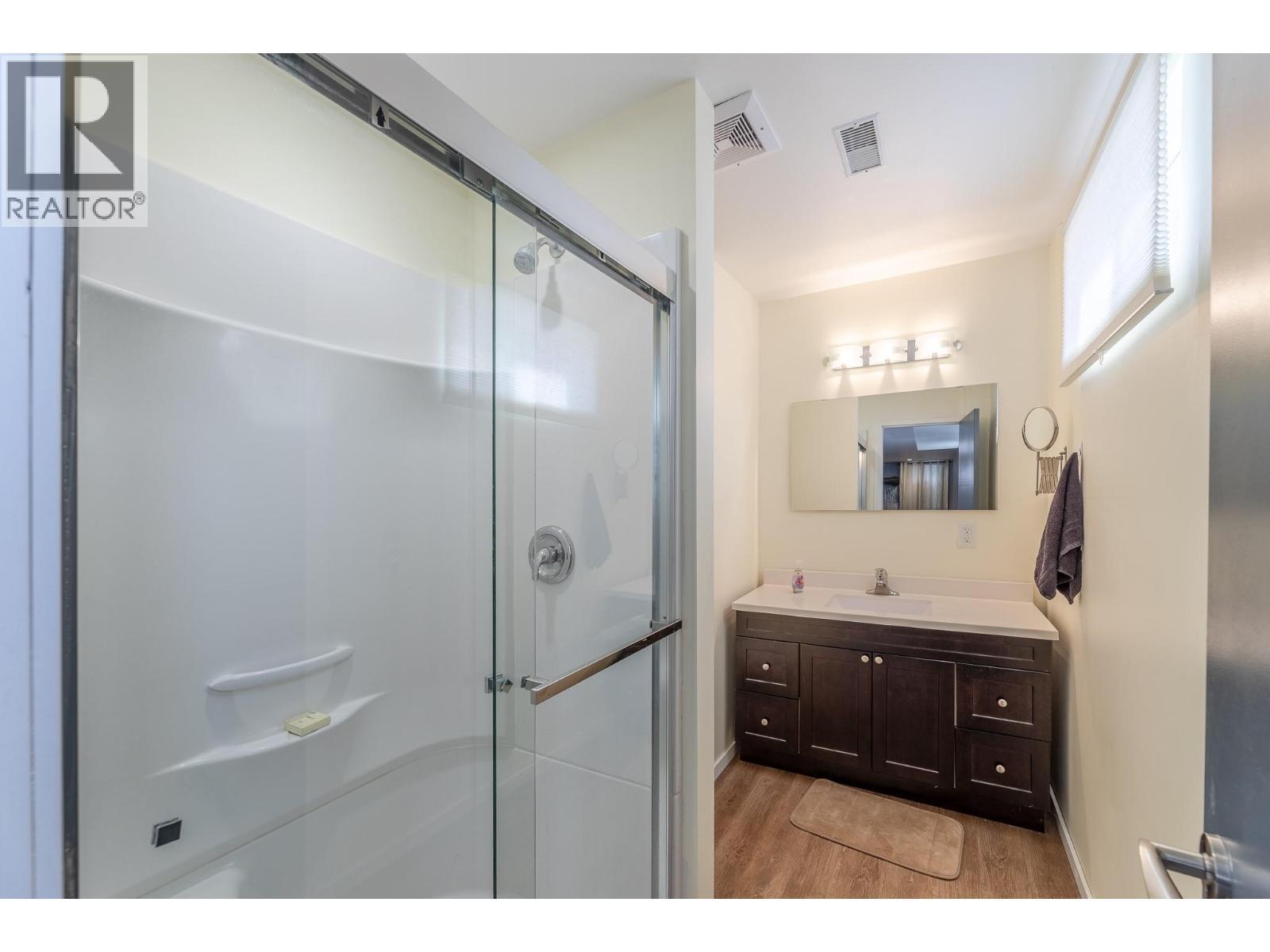 445 Road 5, Oliver, BC - Indoor Photo Showing Bathroom