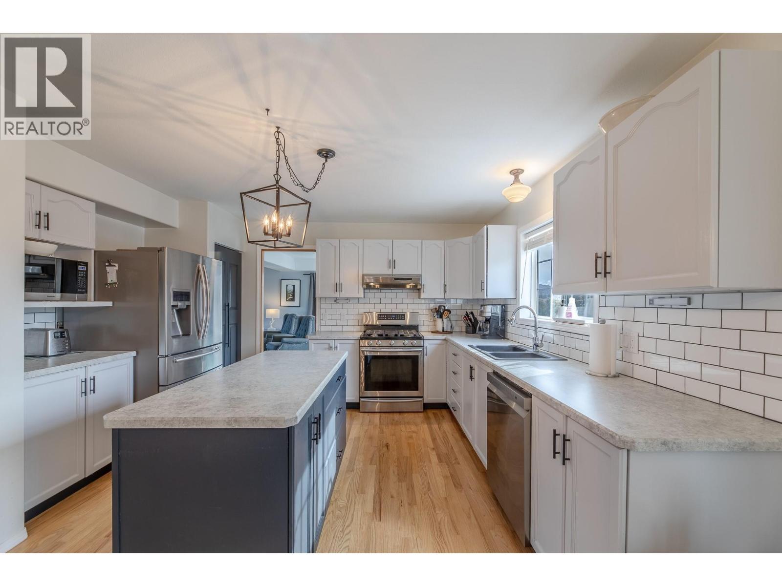 445 Road 5, Oliver, BC - Indoor Photo Showing Kitchen With Double Sink With Upgraded Kitchen