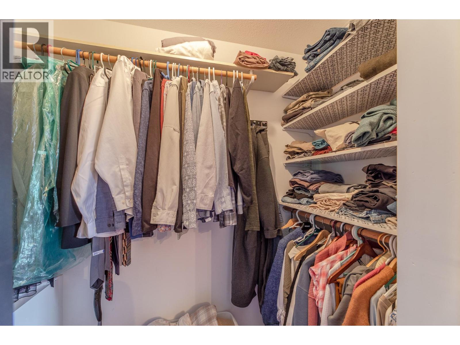 445 Road 5, Oliver, BC - Indoor With Storage