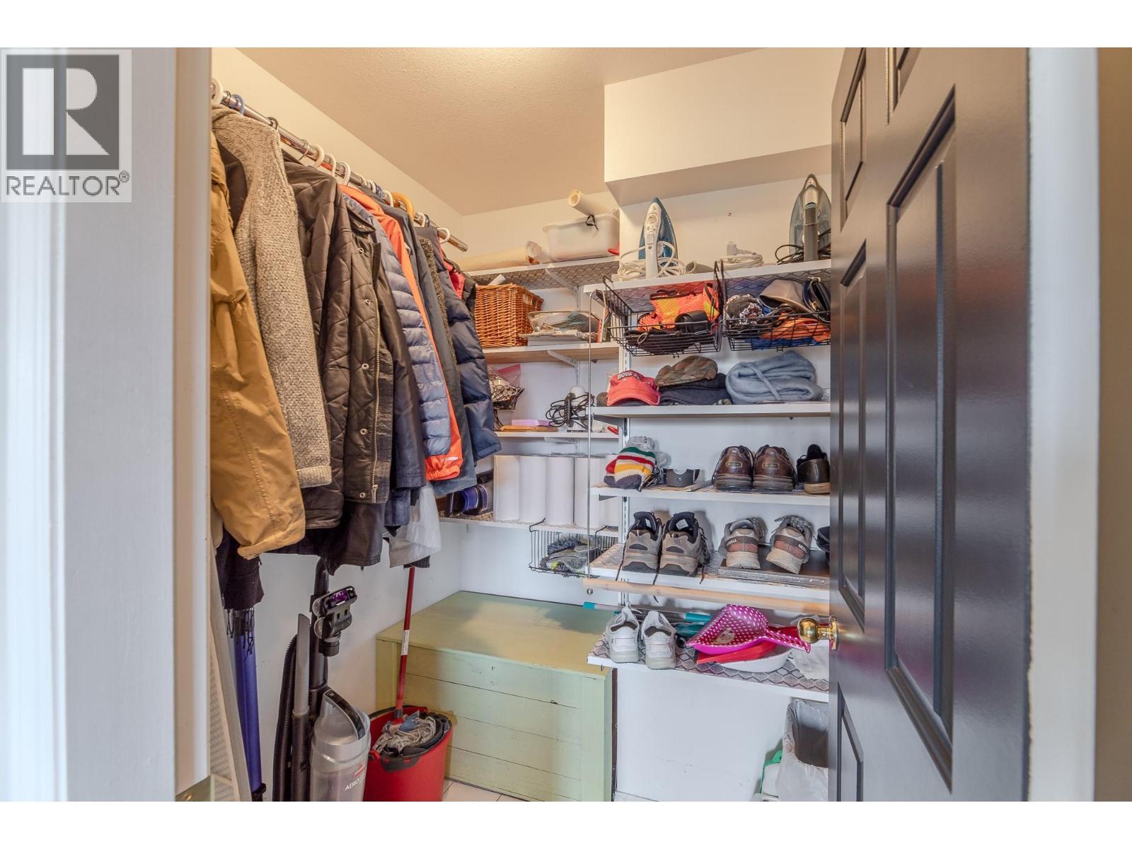 445 Road 5, Oliver, BC - Indoor With Storage