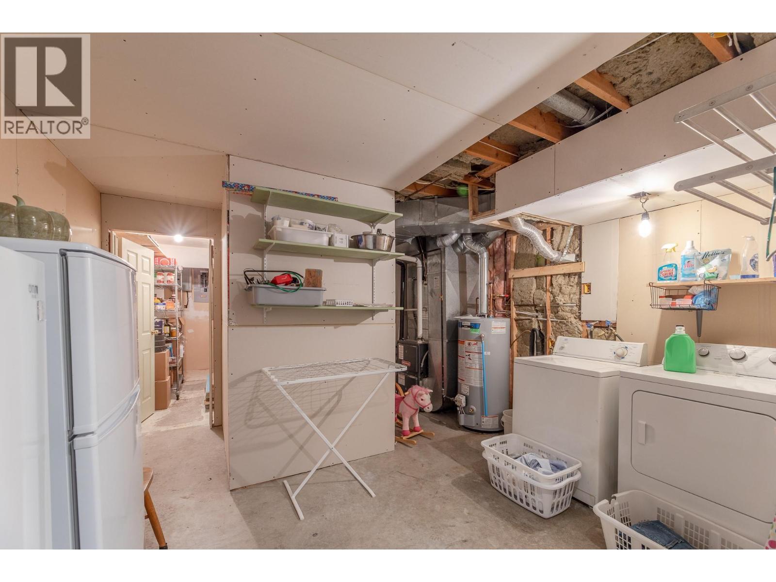 445 Road 5, Oliver, BC - Indoor Photo Showing Laundry Room