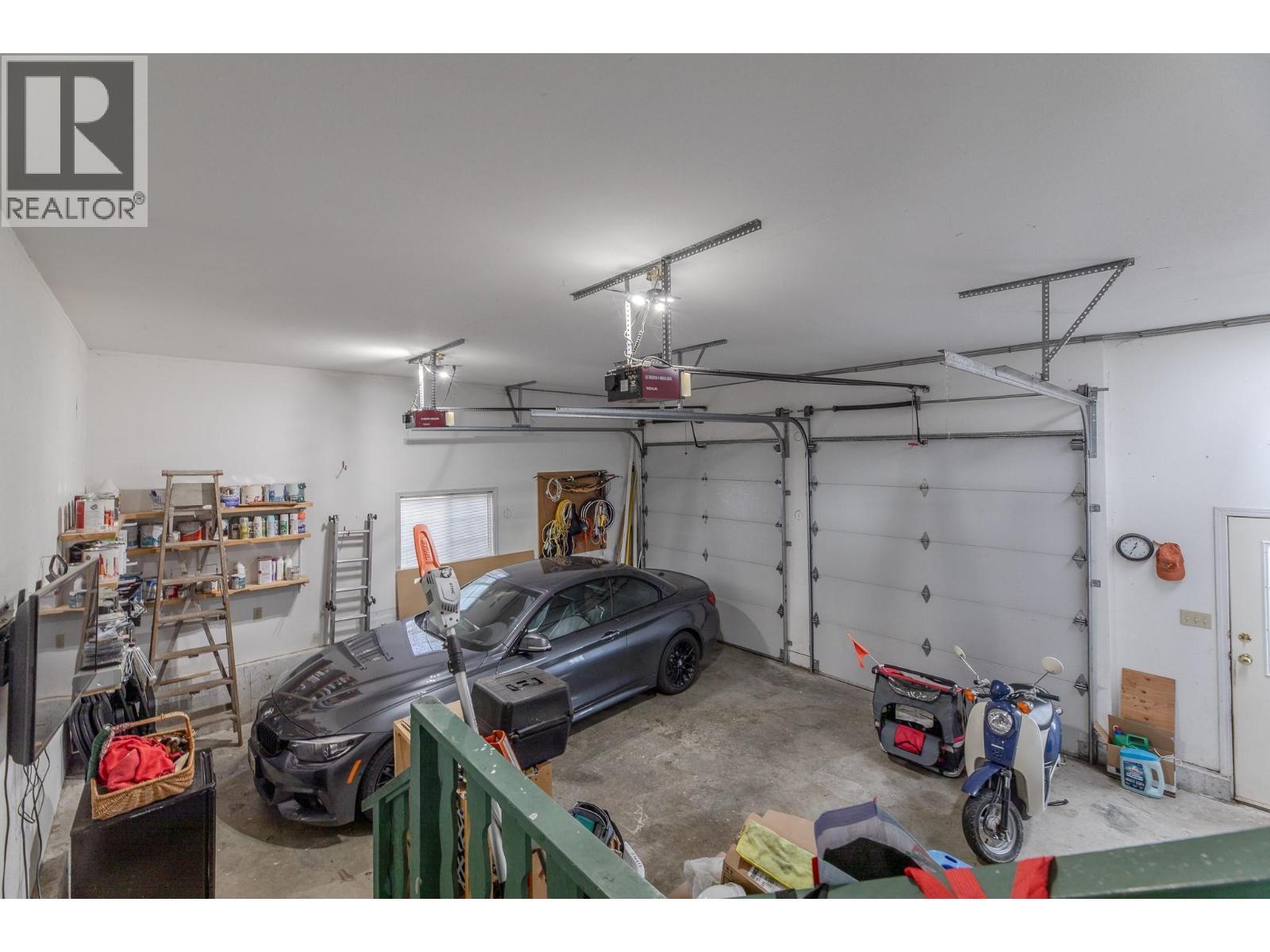 445 Road 5, Oliver, BC - Indoor Photo Showing Garage