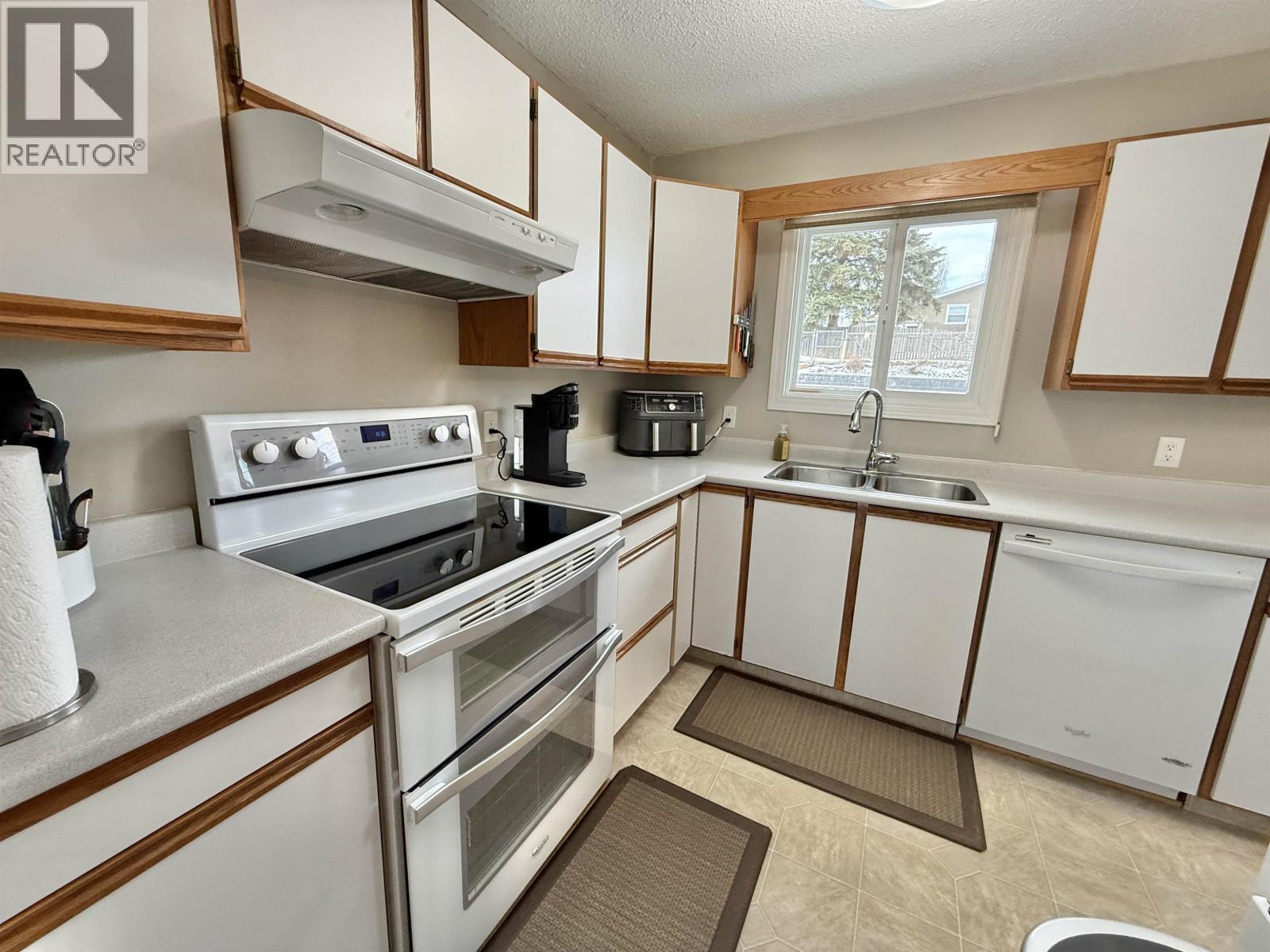 481 Patchett Street, Quesnel, BC - Indoor Photo Showing Kitchen With Double Sink