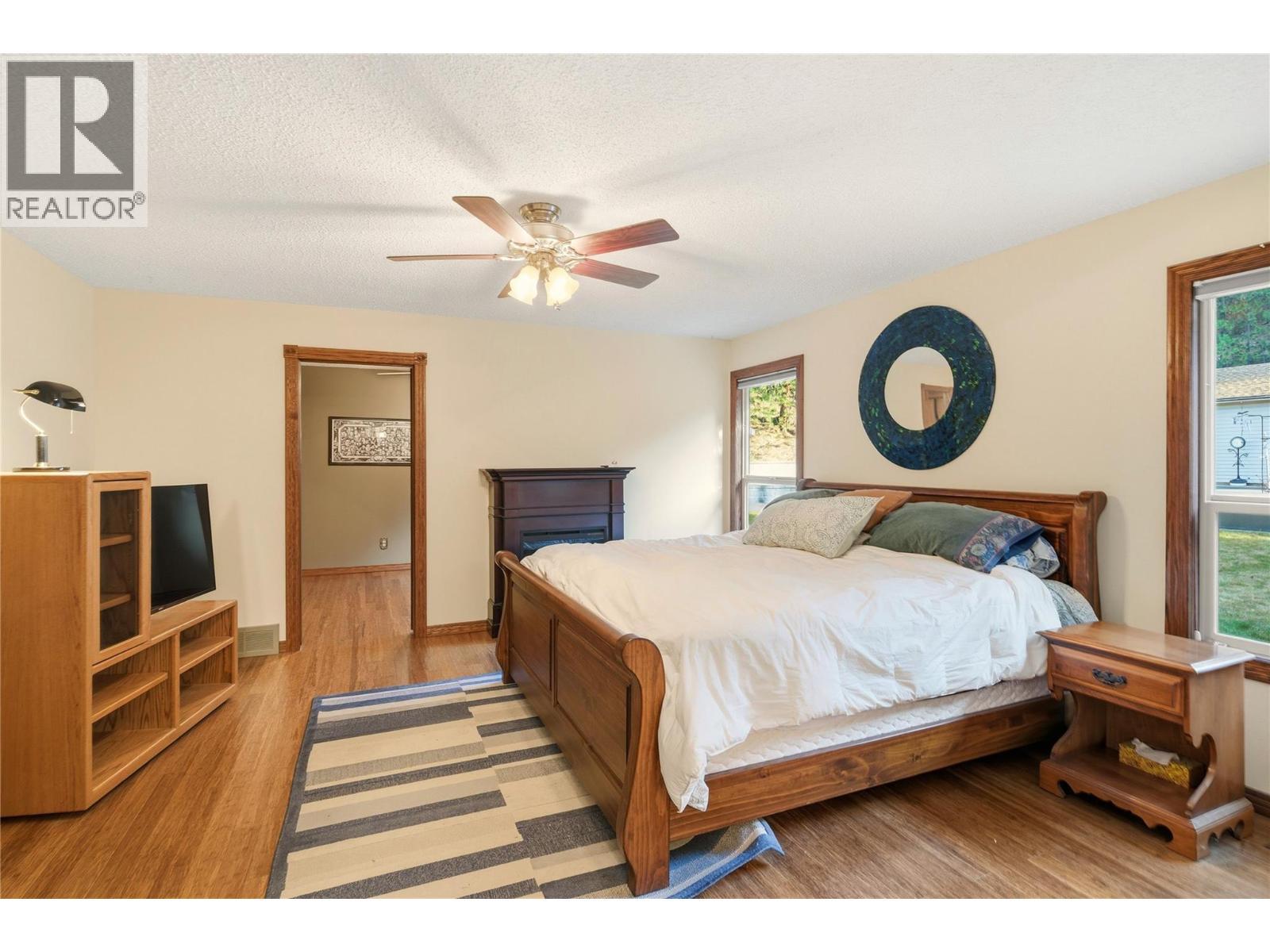 Primary Bedroom - 1099 Dehart Road, Kelowna, BC - Indoor Photo Showing Bedroom