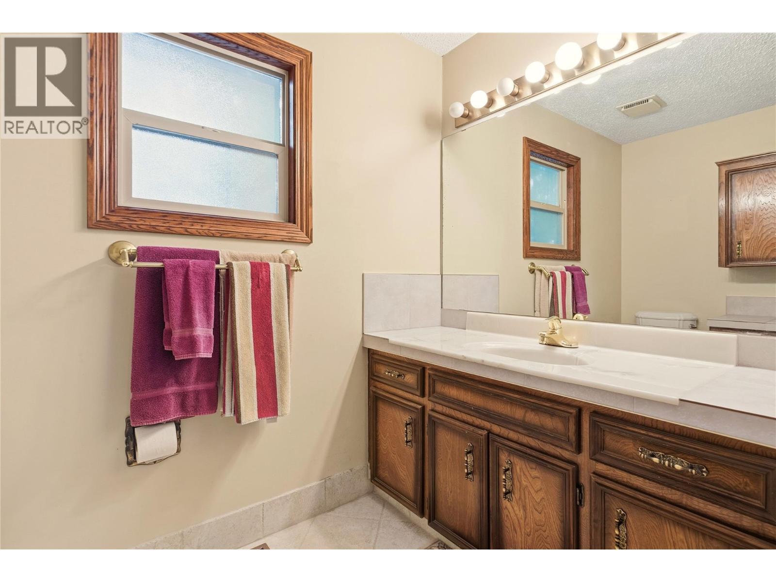 1099 Dehart Road, Kelowna, BC - Indoor Photo Showing Bathroom