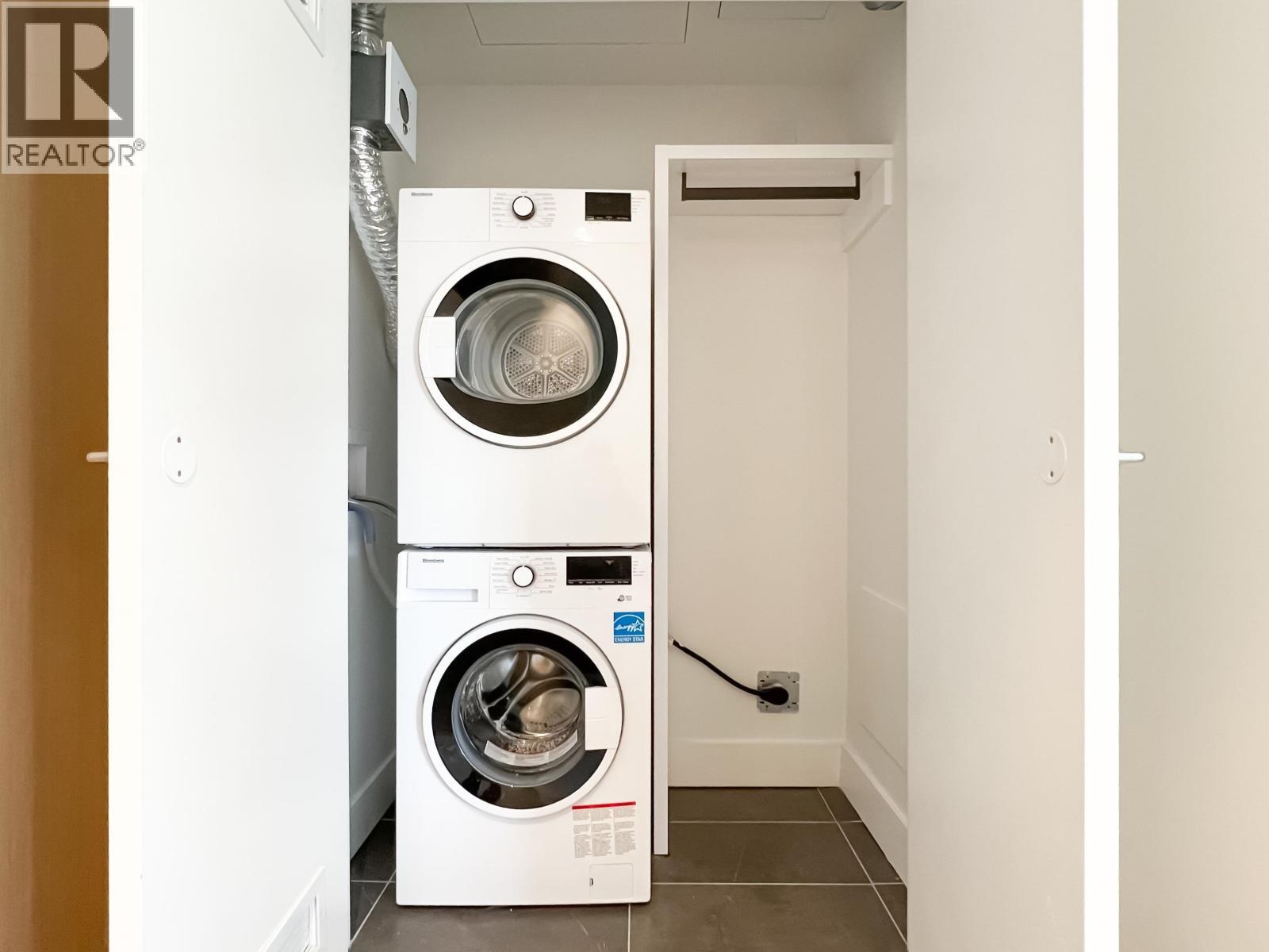 807 1675 Lions Gate Lane, North Vancouver, BC - Indoor Photo Showing Laundry Room