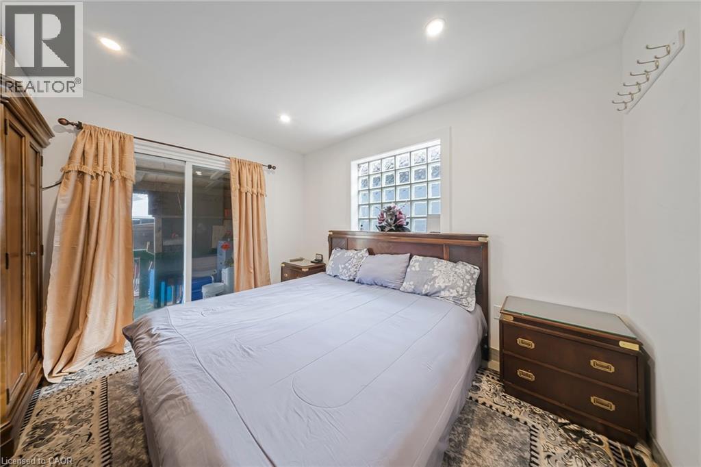 118 Cope Street, Hamilton, ON - Indoor Photo Showing Bedroom