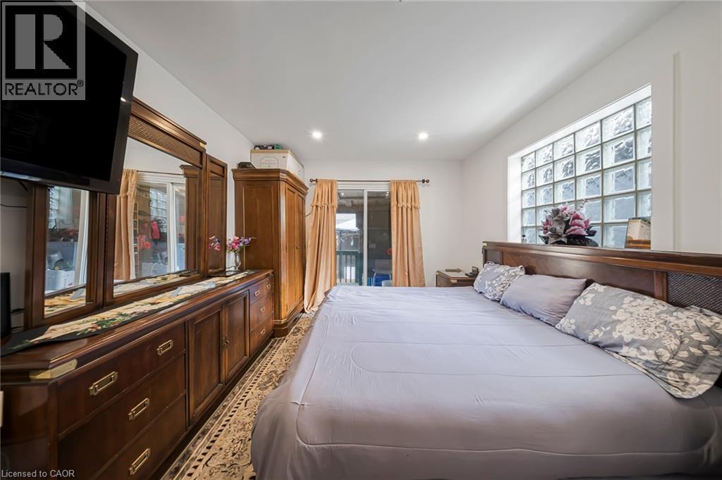 118 Cope Street, Hamilton, ON - Indoor Photo Showing Bedroom
