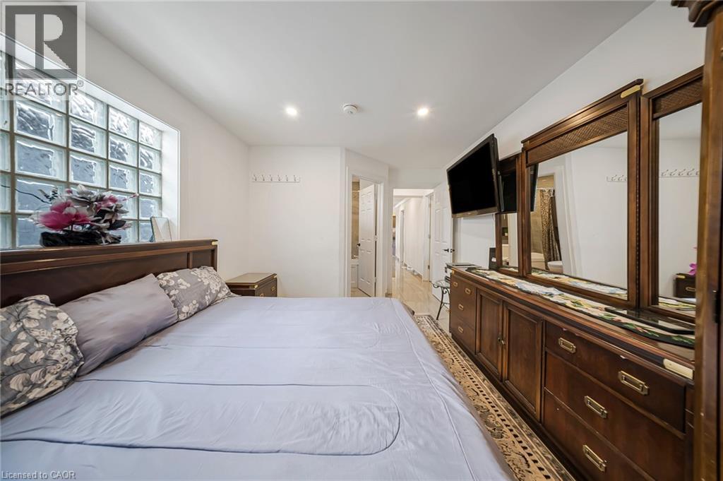 118 Cope Street, Hamilton, ON - Indoor Photo Showing Bedroom