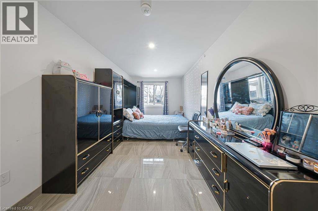 118 Cope Street, Hamilton, ON - Indoor Photo Showing Bedroom