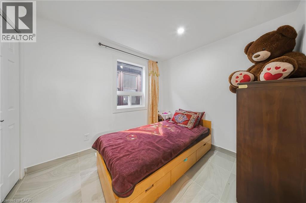 118 Cope Street, Hamilton, ON - Indoor Photo Showing Bedroom