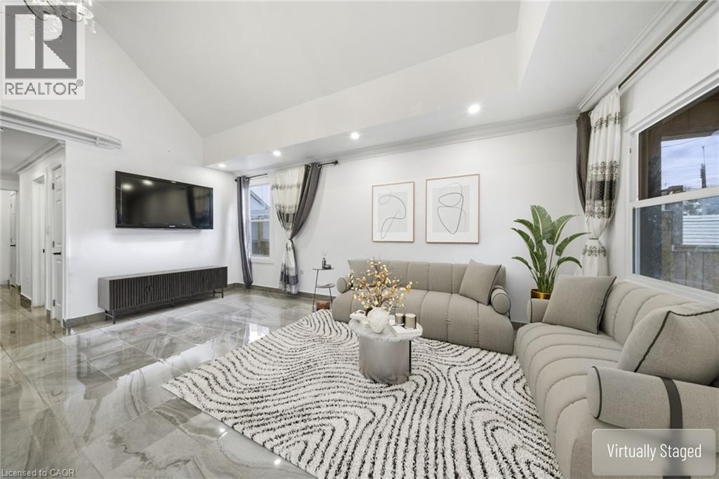 118 Cope Street, Hamilton, ON - Indoor Photo Showing Living Room