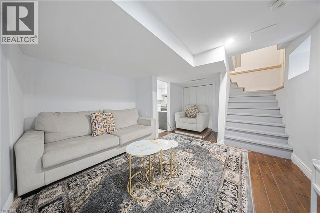 118 Cope Street, Hamilton, ON - Indoor Photo Showing Living Room