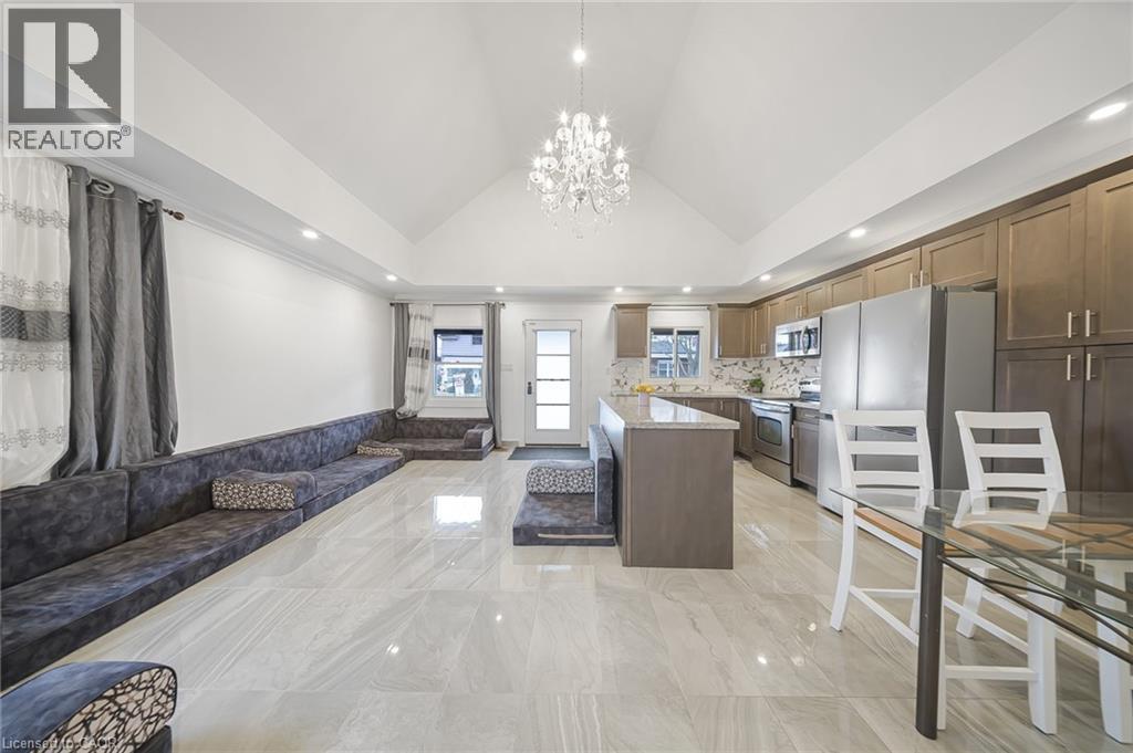 118 Cope Street, Hamilton, ON - Indoor Photo Showing Kitchen