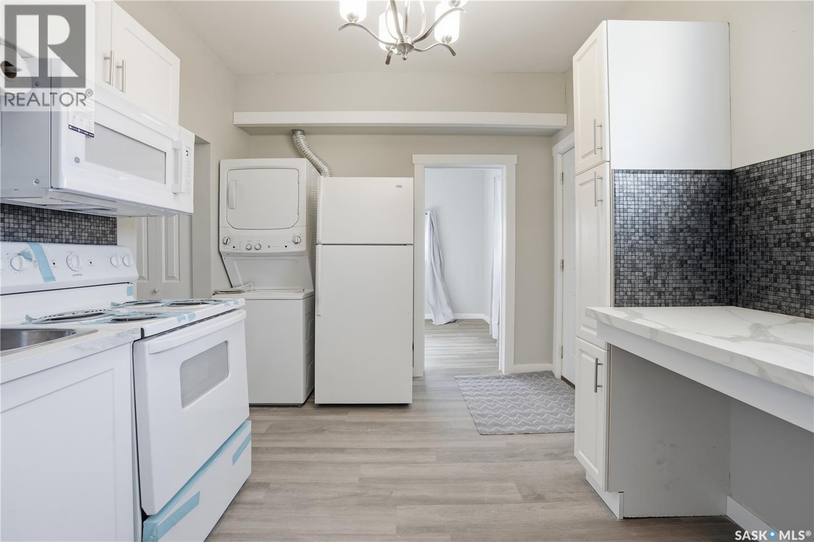 726 Cameron Street, Regina, SK - Indoor Photo Showing Kitchen