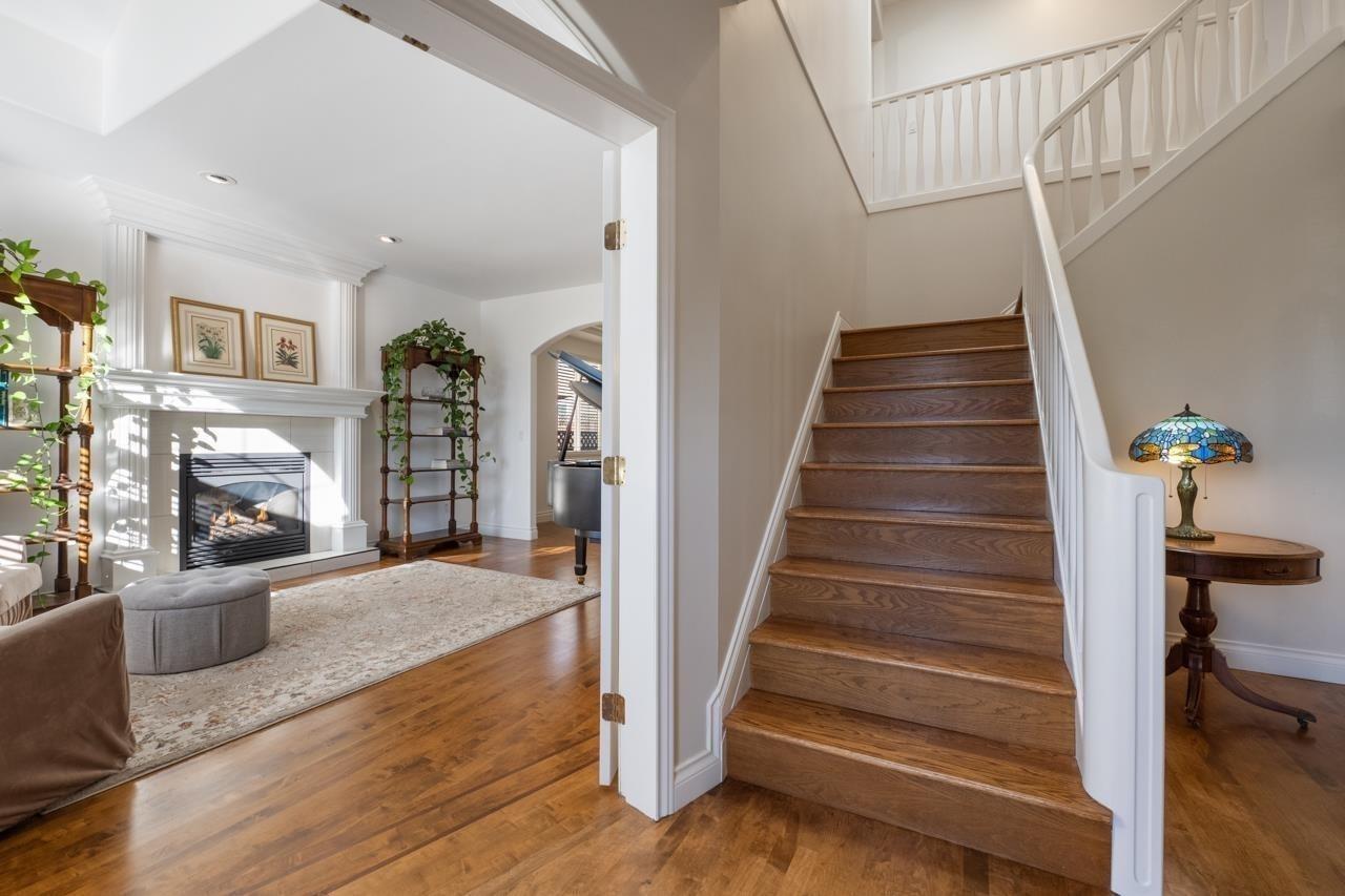 14027 Blackburn Avenue, White Rock, BC - Indoor With Fireplace