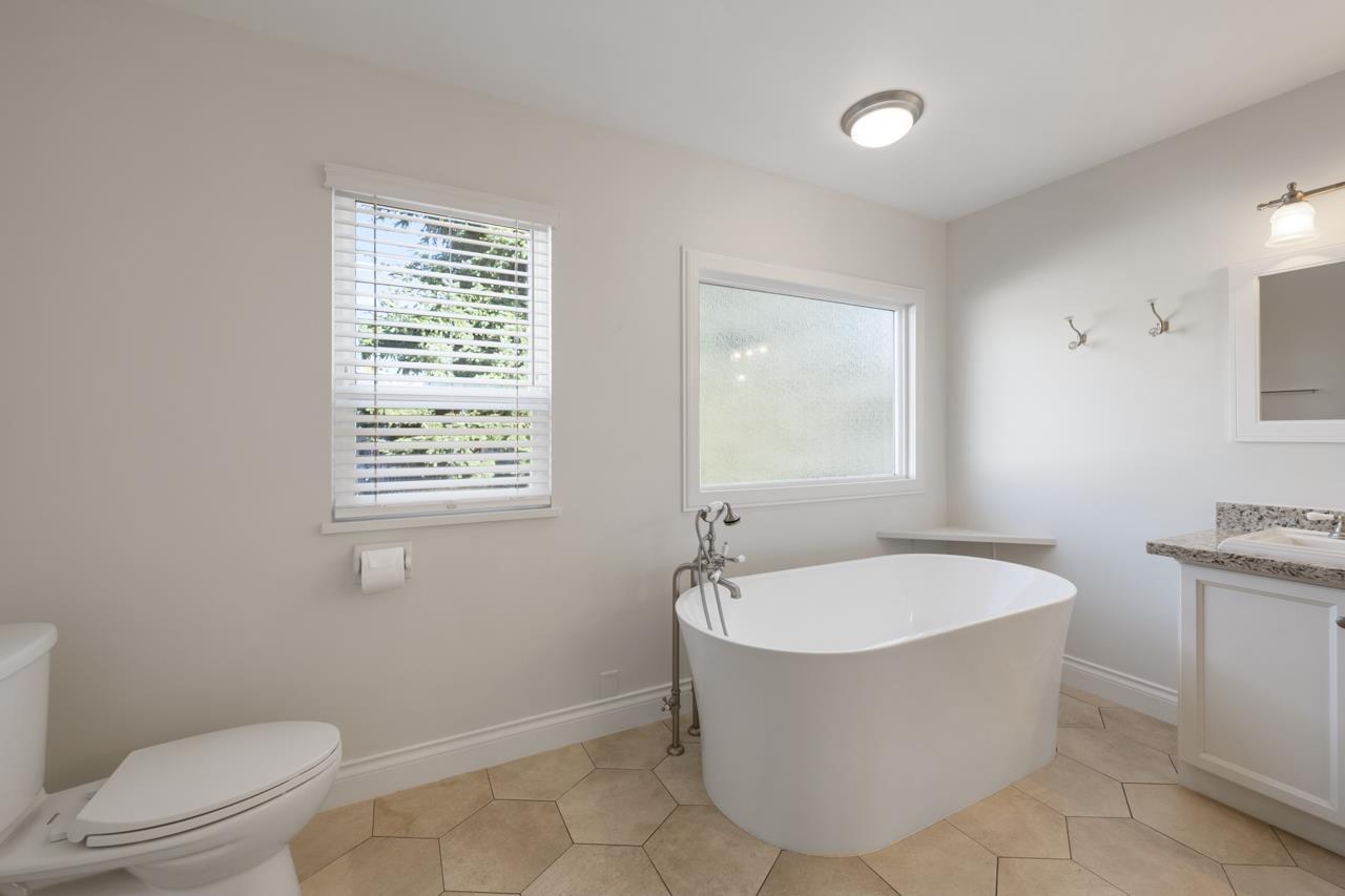 14027 Blackburn Avenue, White Rock, BC - Indoor Photo Showing Bathroom