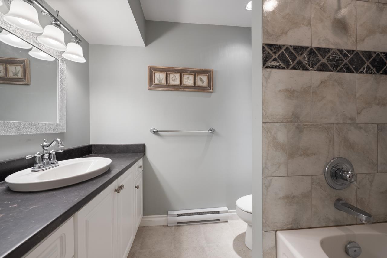 14027 Blackburn Avenue, White Rock, BC - Indoor Photo Showing Bathroom