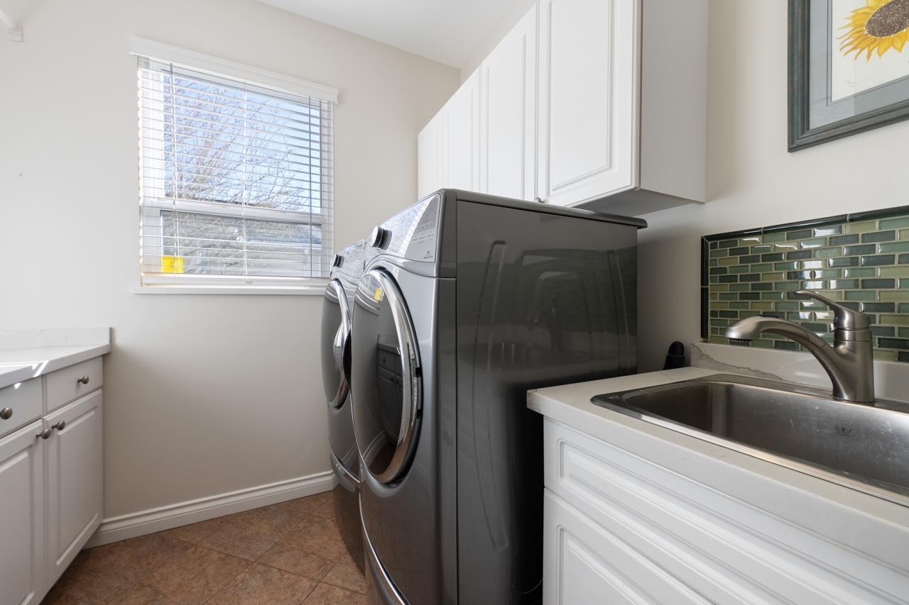 14027 Blackburn Avenue, White Rock, BC - Indoor Photo Showing Laundry Room