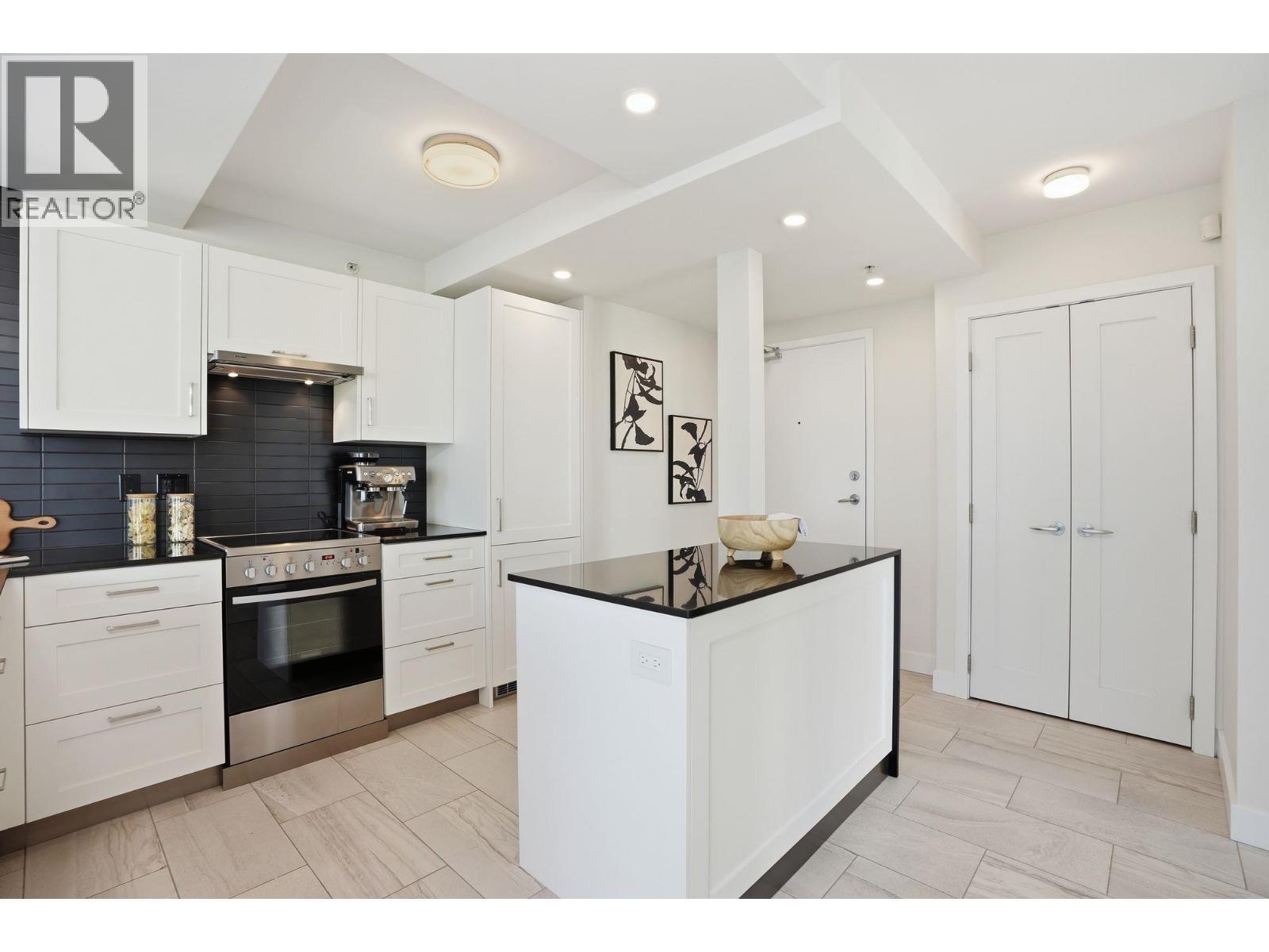 3206 1495 Richards Street, Vancouver, BC - Indoor Photo Showing Kitchen With Upgraded Kitchen