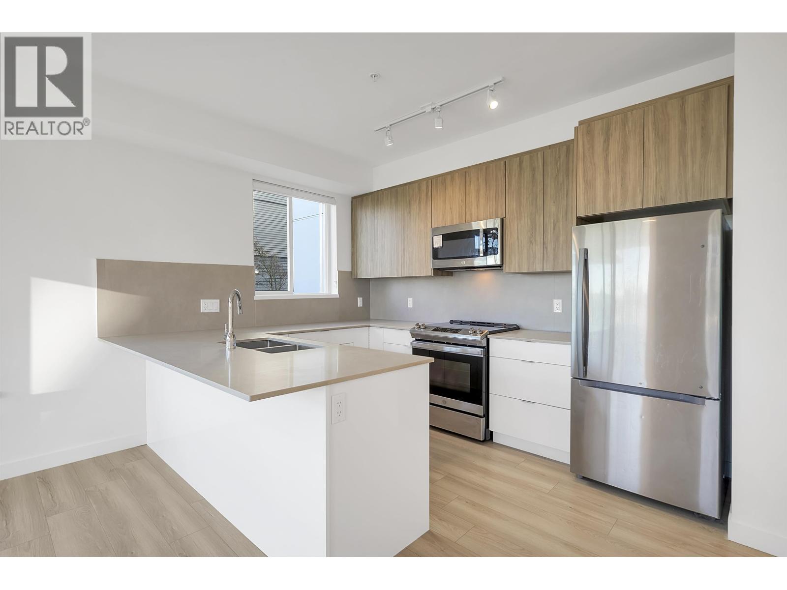 104 11913 Burnett Street, Maple Ridge, BC - Indoor Photo Showing Kitchen With Stainless Steel Kitchen With Double Sink