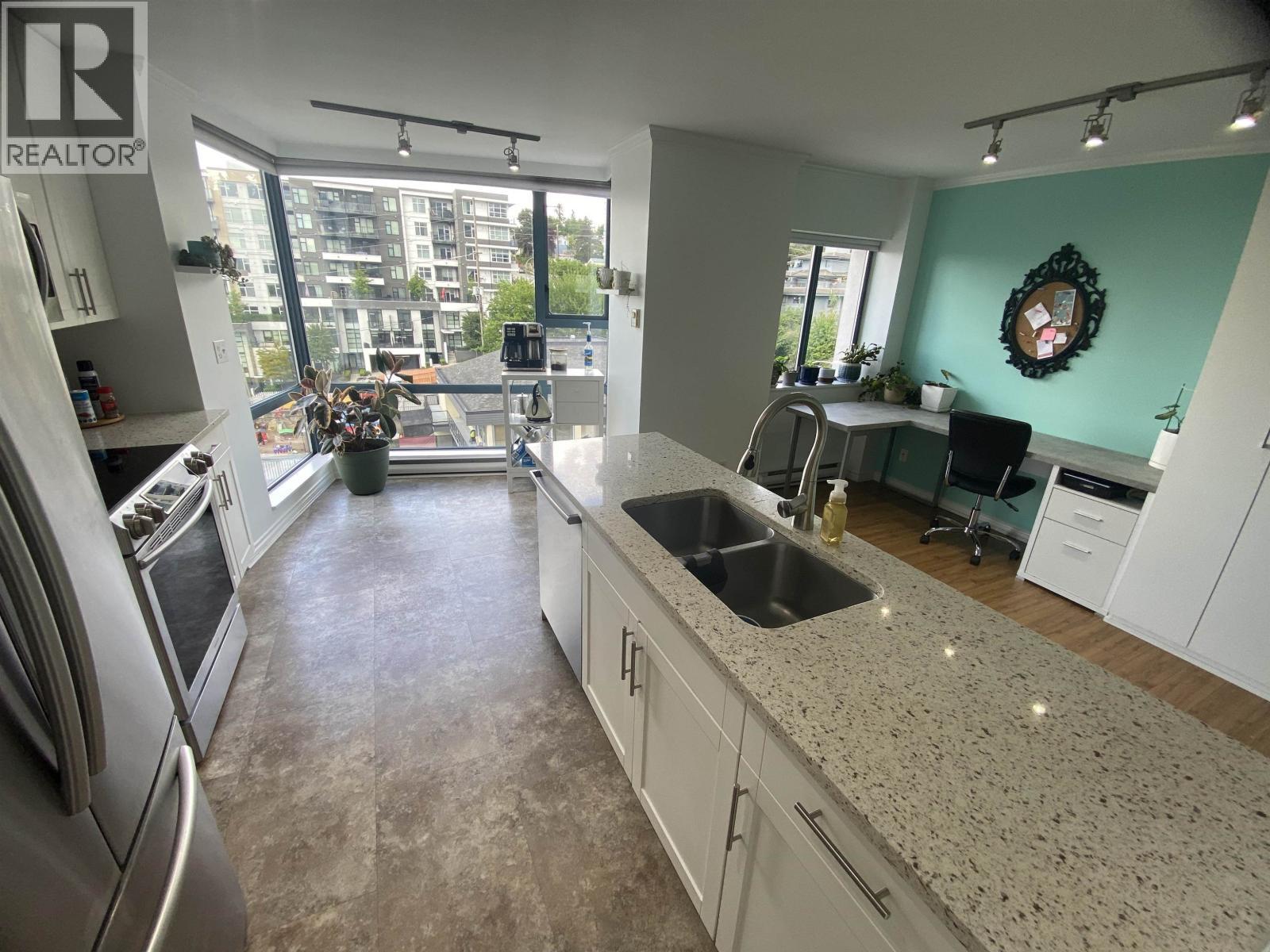 606 98 Tenth Street, New Westminster, BC - Indoor Photo Showing Kitchen With Double Sink