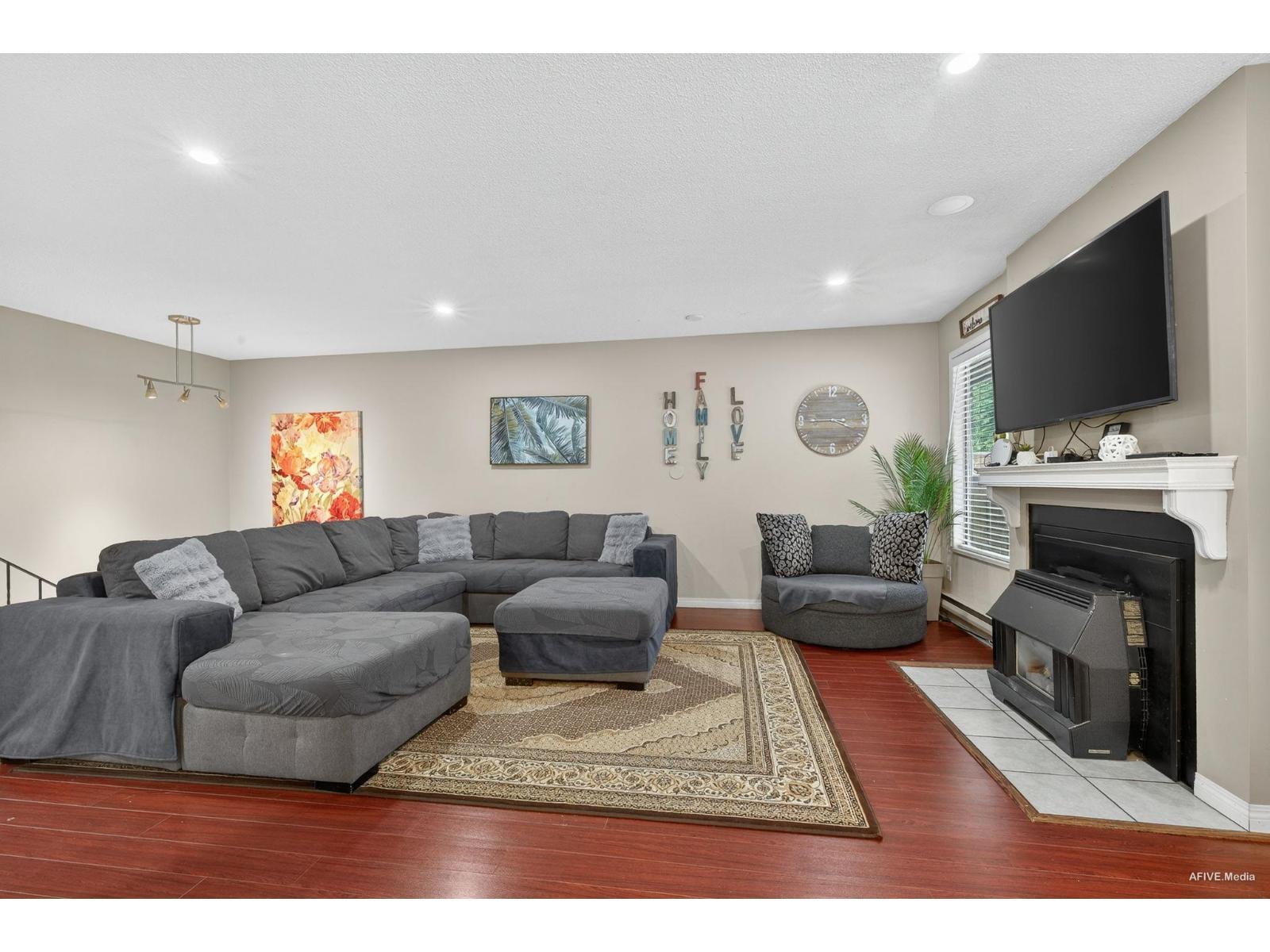 15 2998 Mouat Drive, Abbotsford, BC - Indoor Photo Showing Living Room With Fireplace