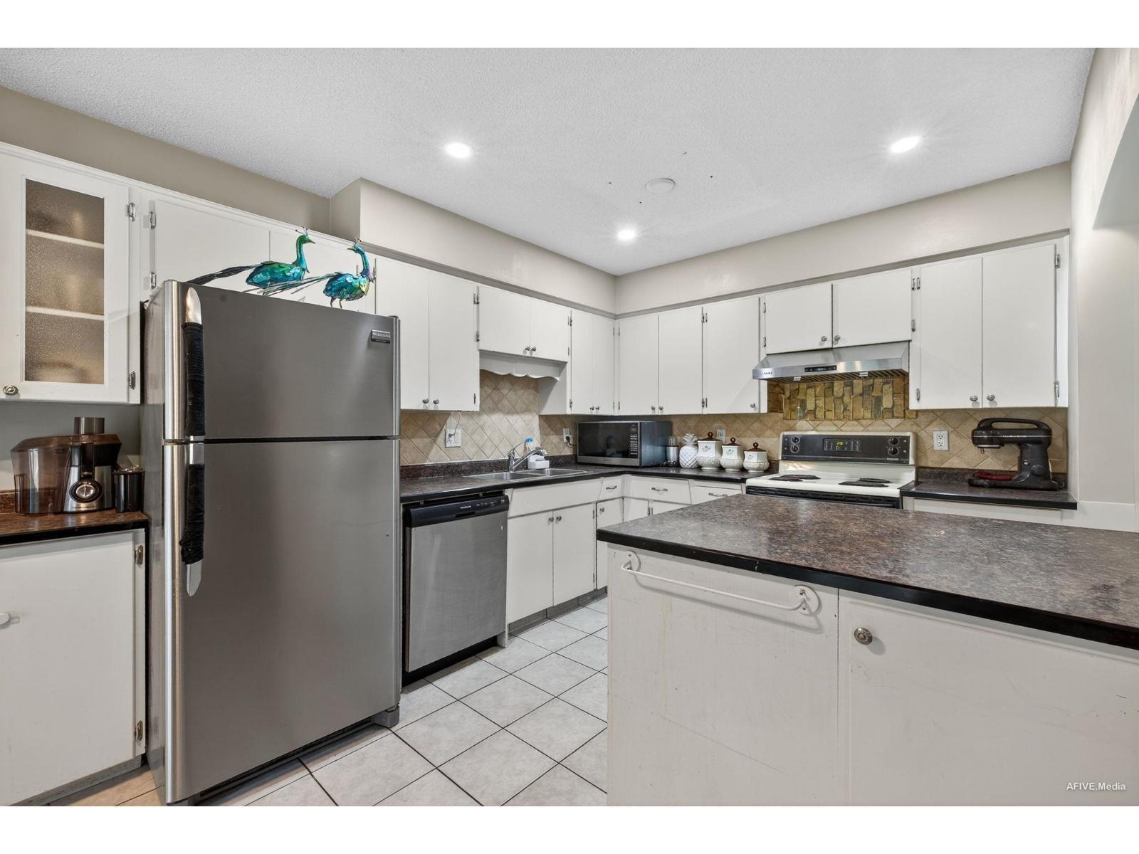 15 2998 Mouat Drive, Abbotsford, BC - Indoor Photo Showing Kitchen With Double Sink