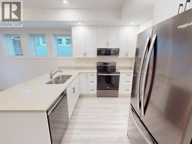 9-6730 Cranberry Street, Powell River, BC - Indoor Photo Showing Kitchen With Double Sink