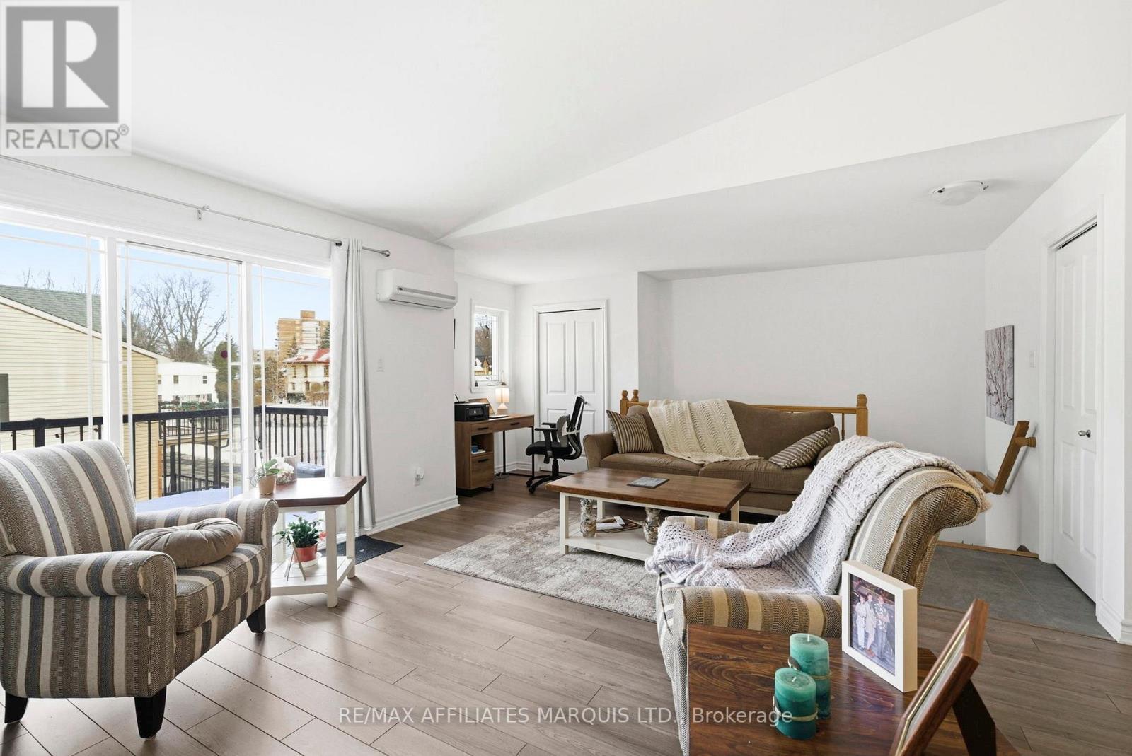202 - 222 First Street E, Cornwall, ON - Indoor Photo Showing Living Room