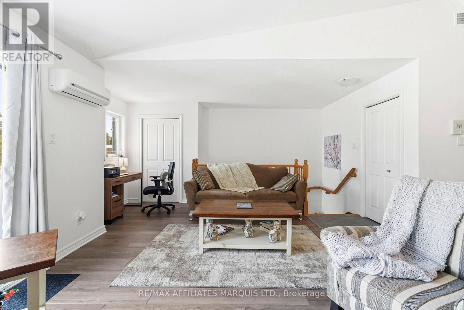 202 - 222 First Street E, Cornwall, ON - Indoor Photo Showing Living Room