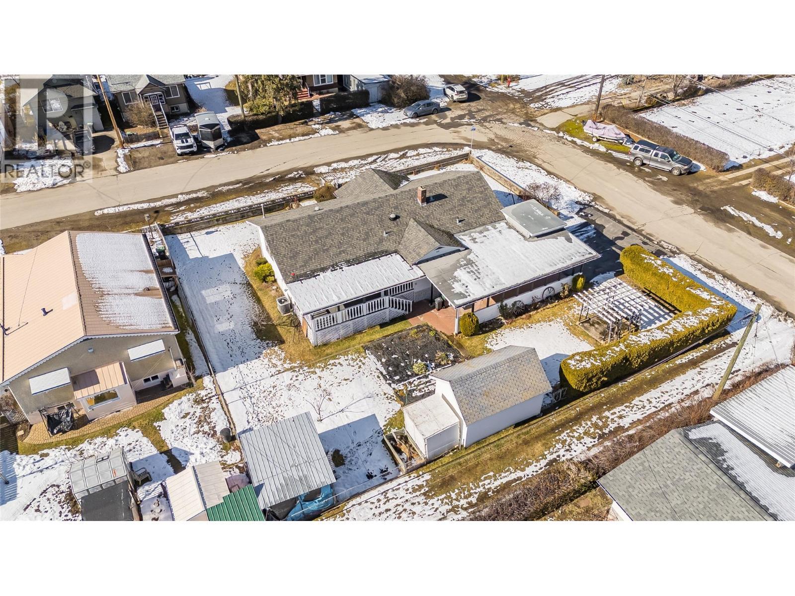 101 10Th Avenue, Castlegar, BC - Outdoor