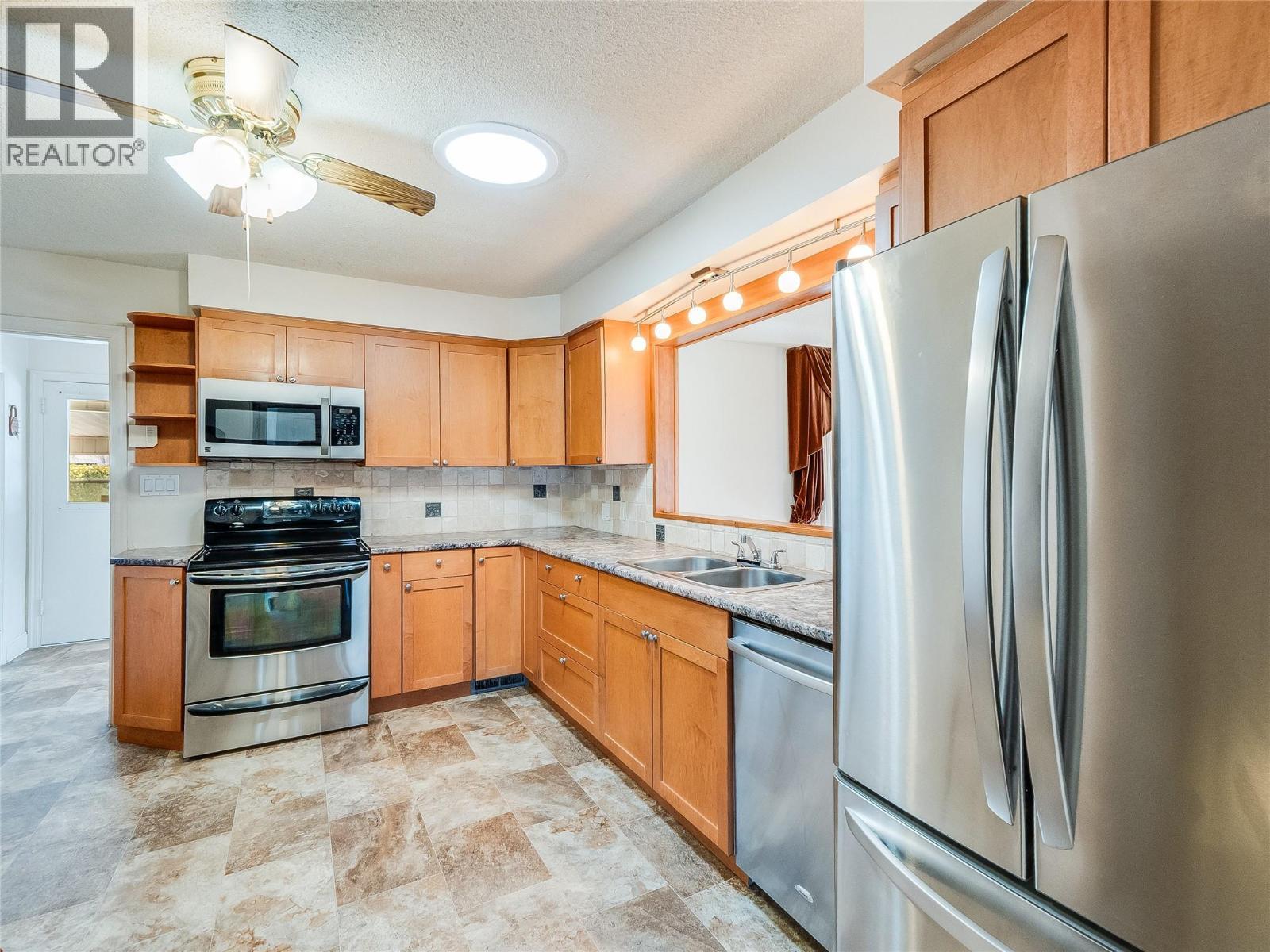 101 10Th Avenue, Castlegar, BC - Indoor Photo Showing Kitchen With Stainless Steel Kitchen With Double Sink