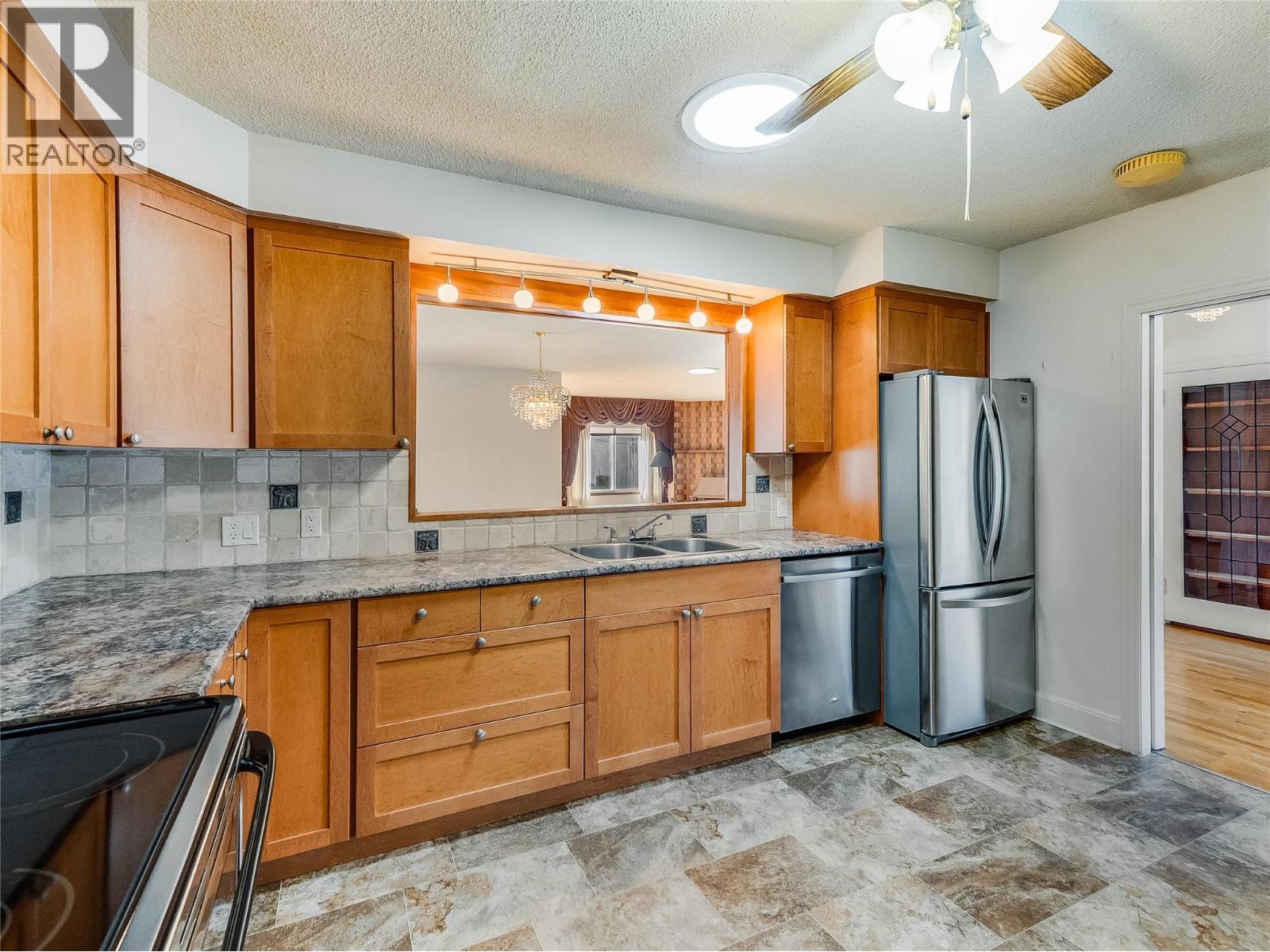 101 10Th Avenue, Castlegar, BC - Indoor Photo Showing Kitchen With Double Sink