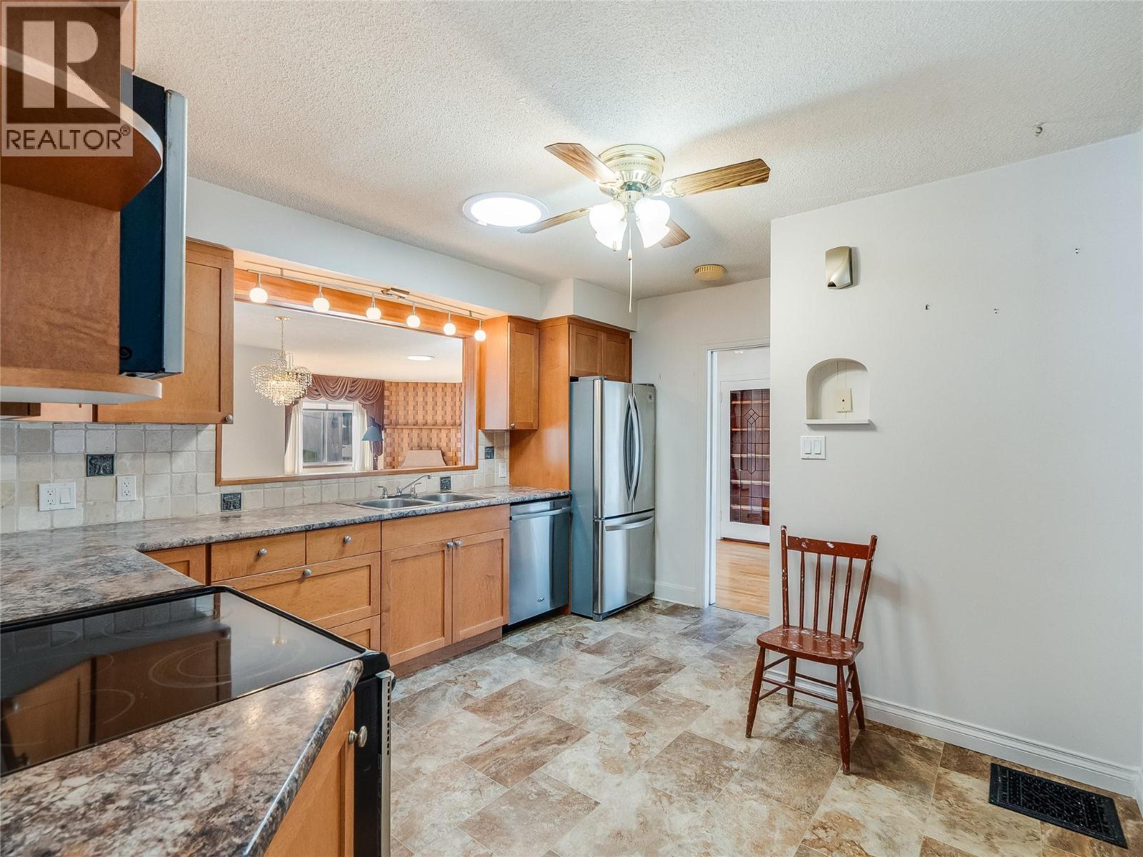 101 10Th Avenue, Castlegar, BC - Indoor Photo Showing Kitchen With Double Sink